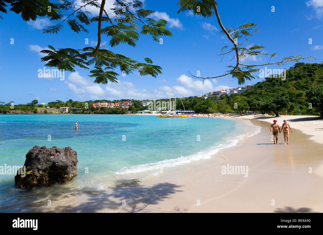 WEST INDIES Karibik Grenadinen Grenada St George Parish BBC Beach Morne Rouge Bay Touristen von Kreuzfahrtschiffen zu Fuß auf sand Stockfoto