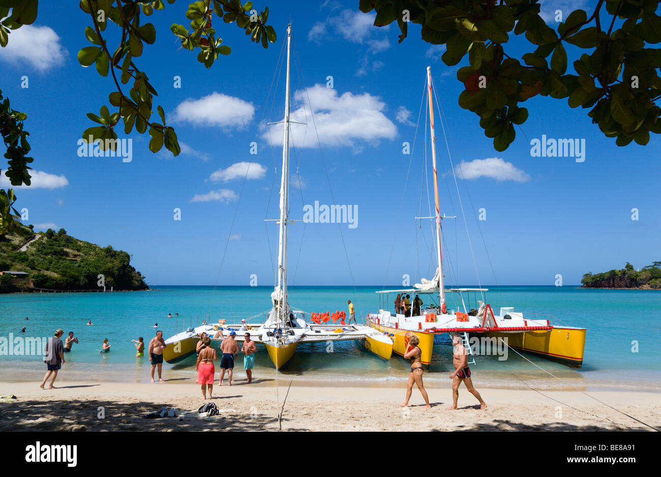Touristen aus der WEST INDIES Karibik Grenadinen Grenada St George Parish BBC Beach Morne Rouge Bay Kreuzfahrtschiffe neben Katamarane Stockfoto