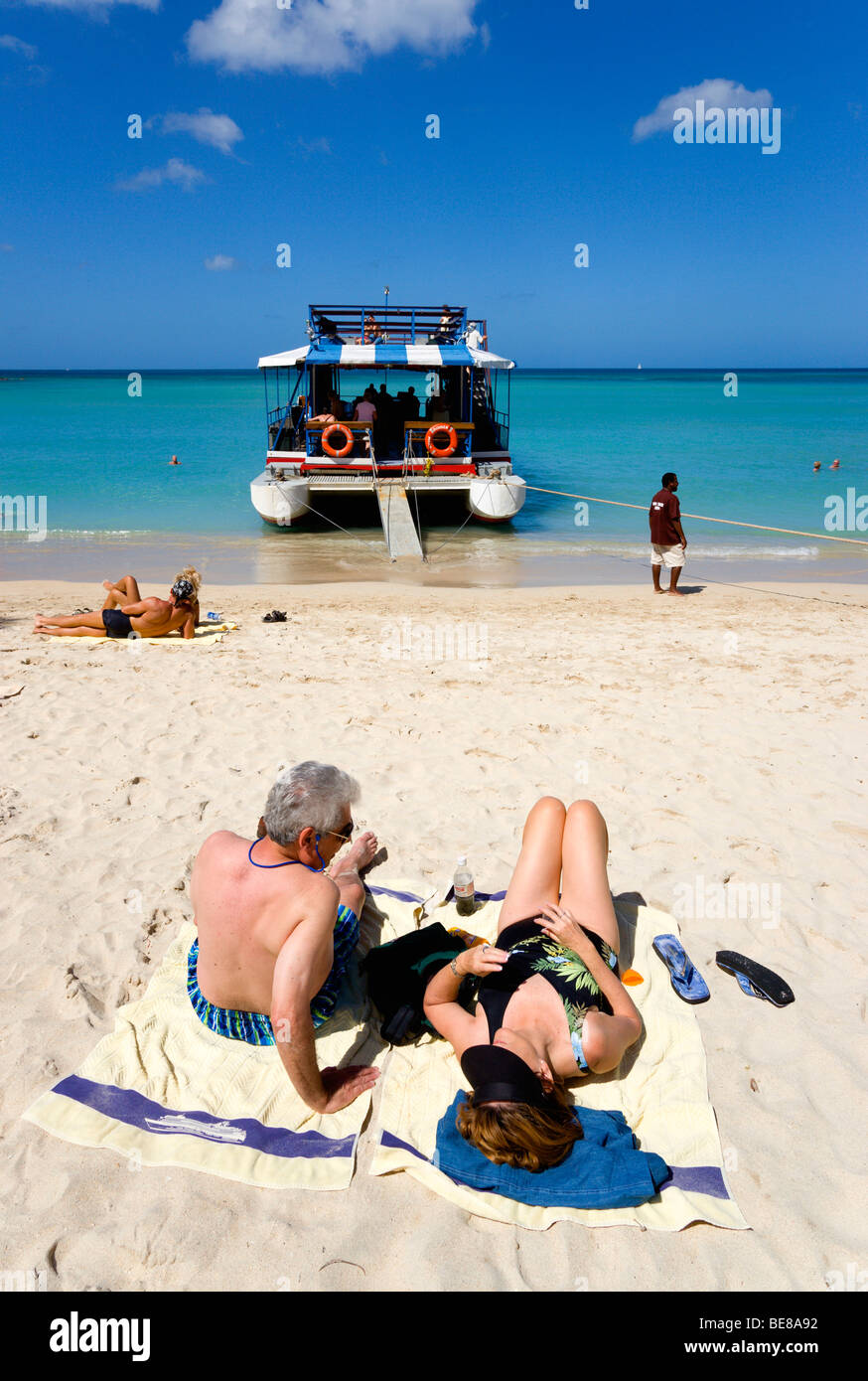 WEST INDIES Karibik Grenadinen Grenada St George Parish BBC Beach Morne Rouge Bay Touristen von Kreuzfahrtschiffen Sonnenbaden auf dem Seeweg Stockfoto