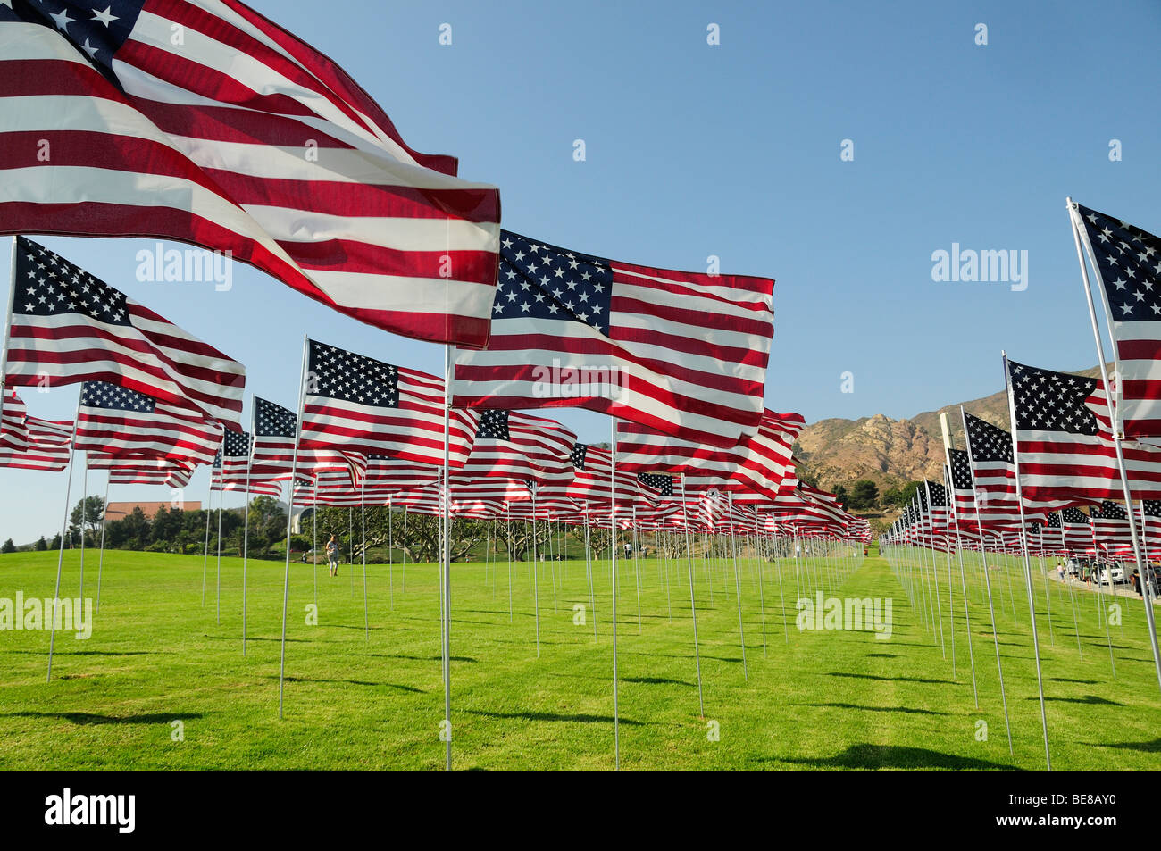 USA, California, Los Angeles, 9/11 Memorial an der Pepperdine University in Malibu mit mehreren union Fahnen von Masten. Stockfoto