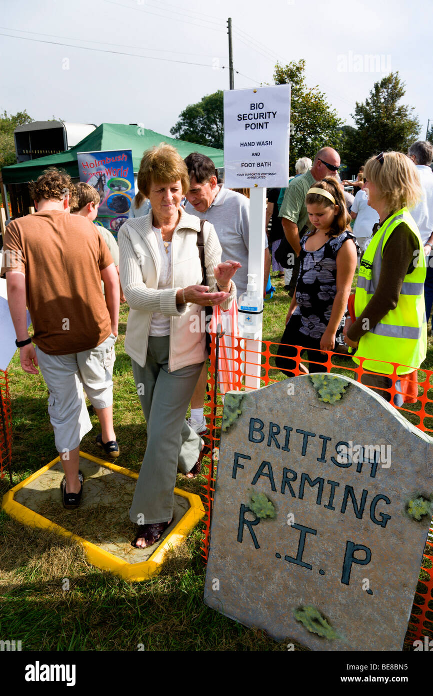 ENGLAND West Sussex Findon Dorf Schafe Fair Menschen zu Fuß durch Fußbad an Bio Sicherheit Punkt, Maul- und Klauenseuche zu verhindern Stockfoto