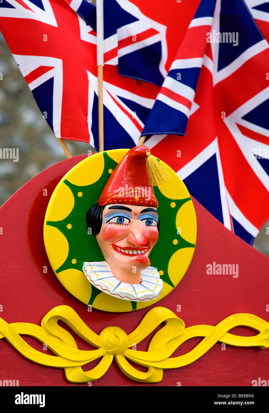 ENGLAND West Sussex Findon Dorf Schafe Fair Punch and Judy Handpuppe Stall mit britischen Flaggen Union Jack und das Gesicht der Punch Stockfoto