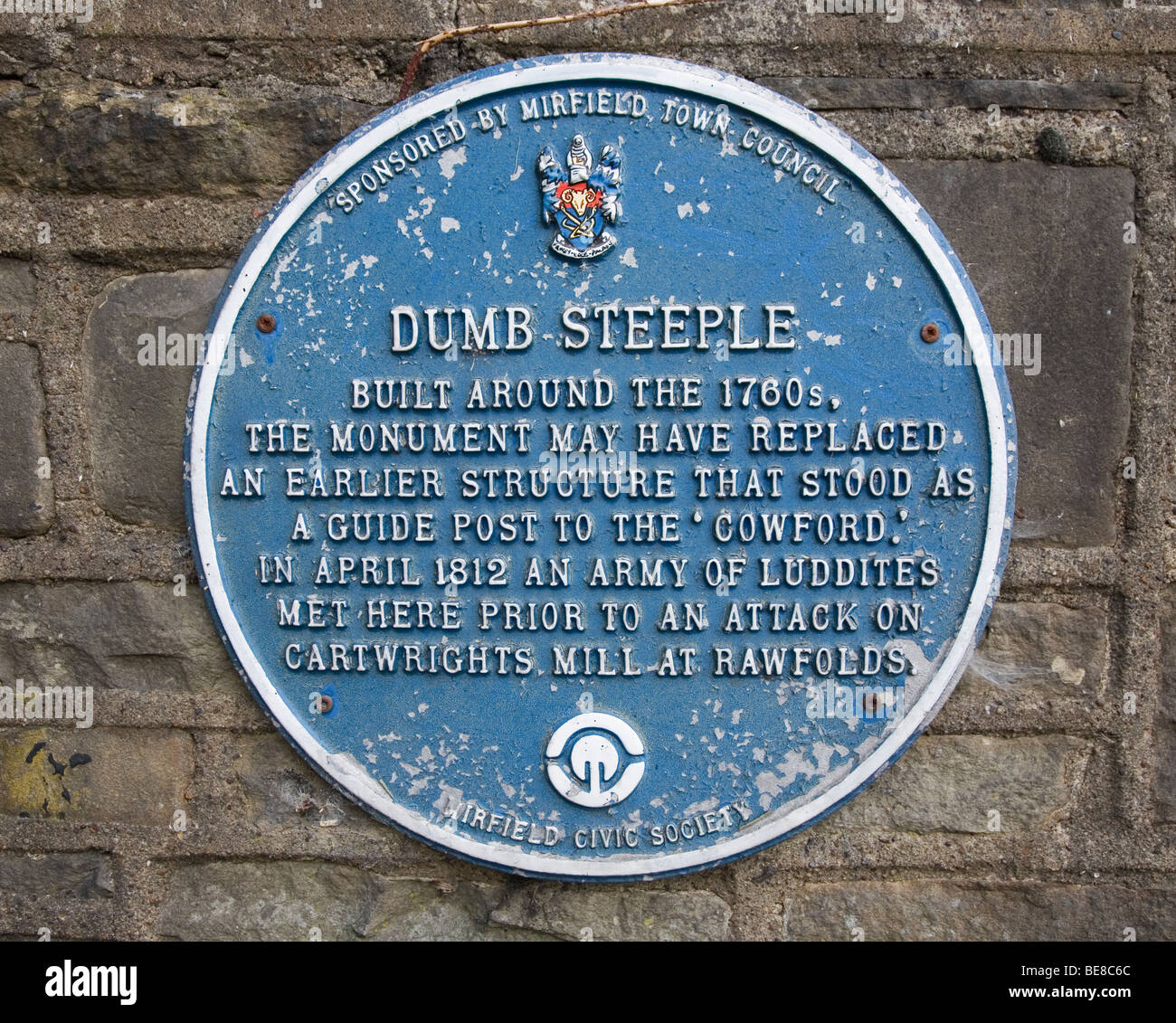 Blaue Plakette an der Dumb Kirchturm Denkmal, in der Nähe von Mirfield, West Yorkshire. Ludditen trafen sich hier vor einem Angriff auf Stellmacher Mühle Stockfoto