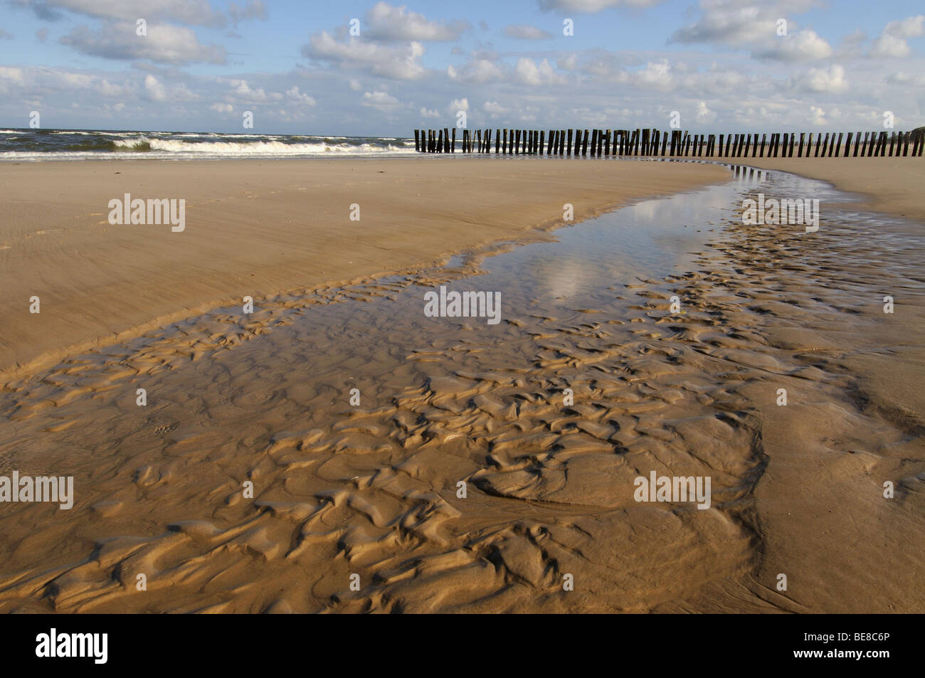 Overzicht van Strang En Zee Op Zonnige dag; Überblick über Meer und Strand an einem sonnigen Tag Stockfoto