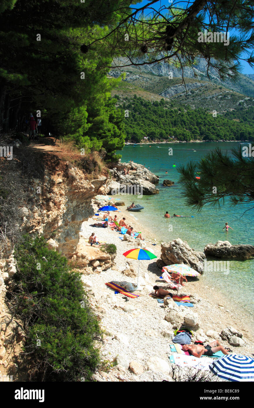 Touristen genießen ihre Zeit an einem Strand in Zivogosce Dorf, Kroatien Stockfoto