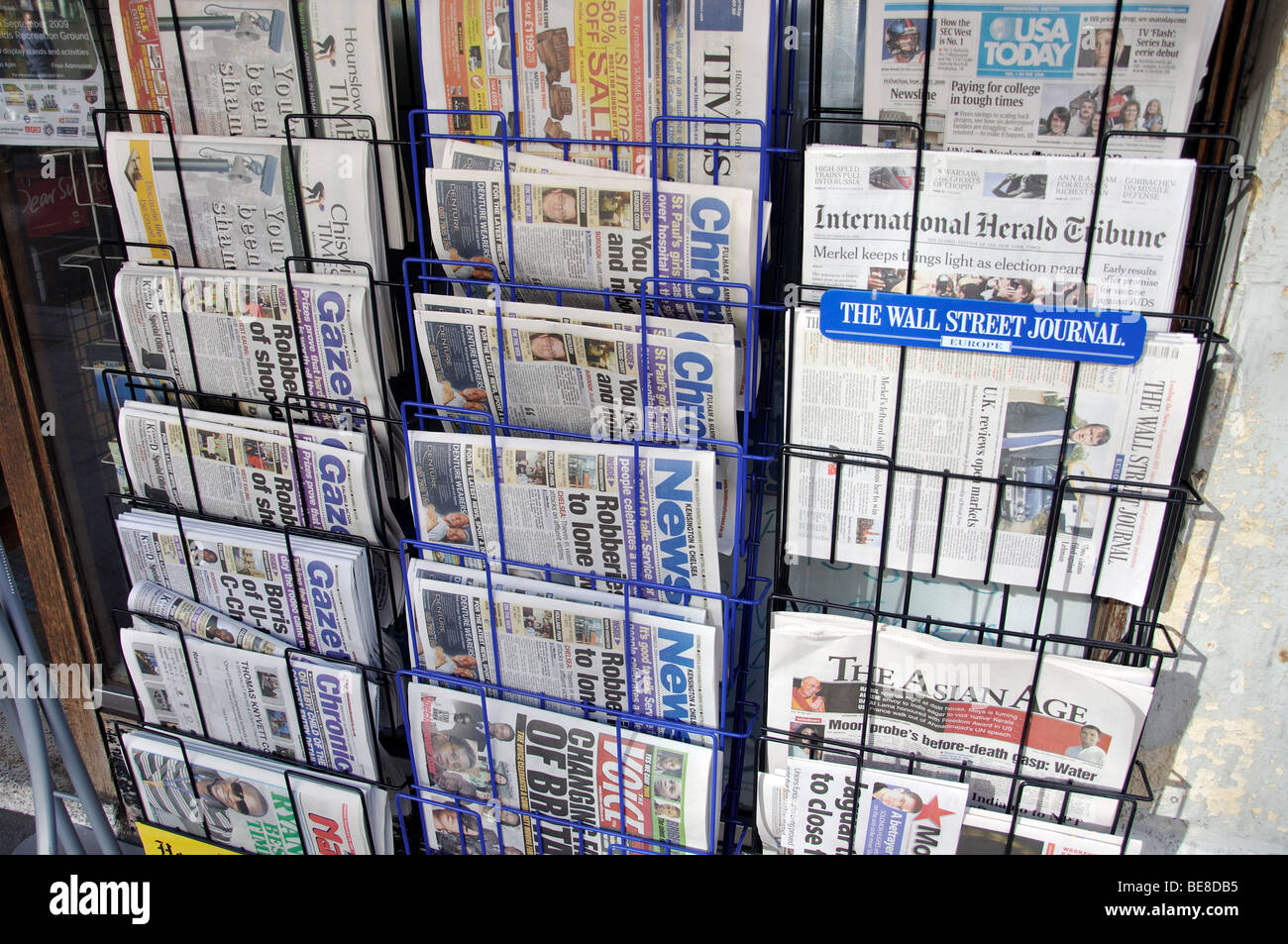Zeitungsbehälter anzeigen außerhalb Zeitschriftenläden Shop, Hounslow, London Borough of Hounslow, Greater London, England, Vereinigtes Königreich Stockfoto