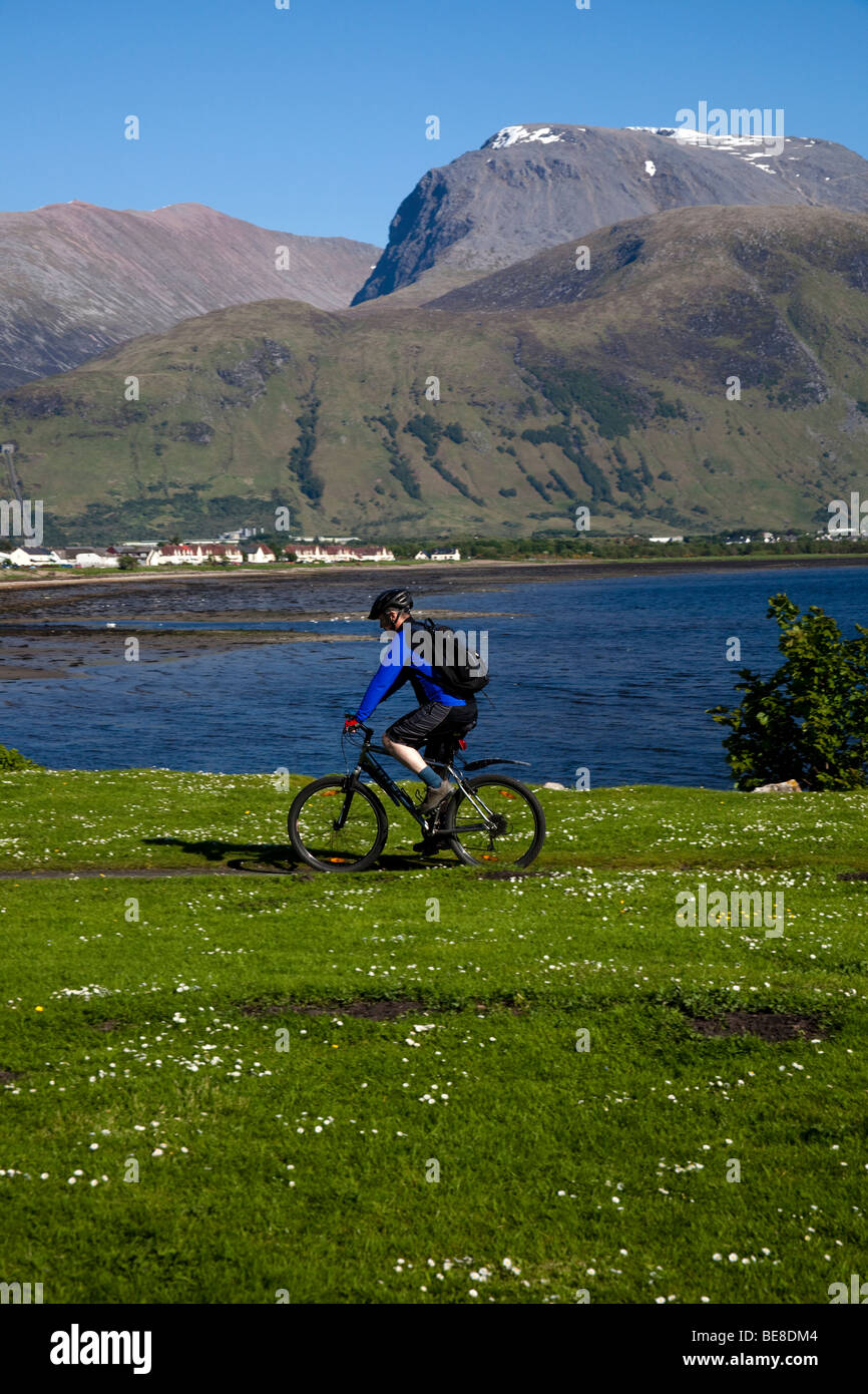 Radfahrer, Radfahren entlang der Ufer des Loch Linnhe mit Ben Nevis Berg im Hintergrund, Lochaber, Schottland, UK, Europa Stockfoto