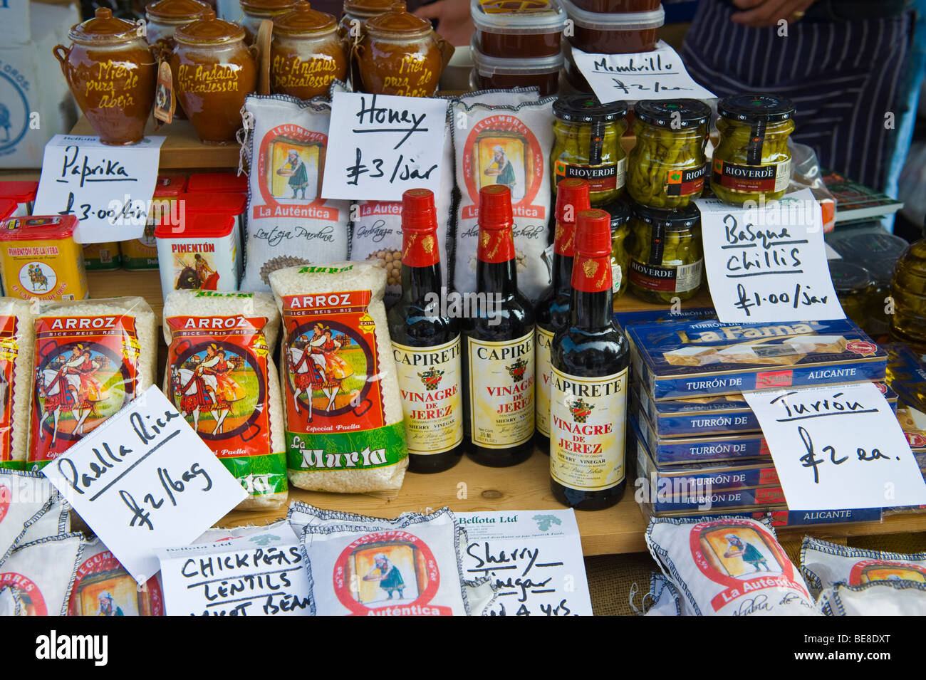 Auswahl an spanische Produkte zum Verkauf an Abergavenny Food Festival Monmouthshire South Wales UK Stockfoto