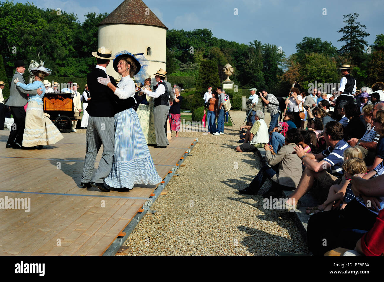 Paris, Frankreich - Touristen beobachten Ballveranstaltung, 'Chateau de Breteuil', Paare in historischen Kostümen, Fancy Dress, Gruppe von Senioren tanzen, vintage Stockfoto