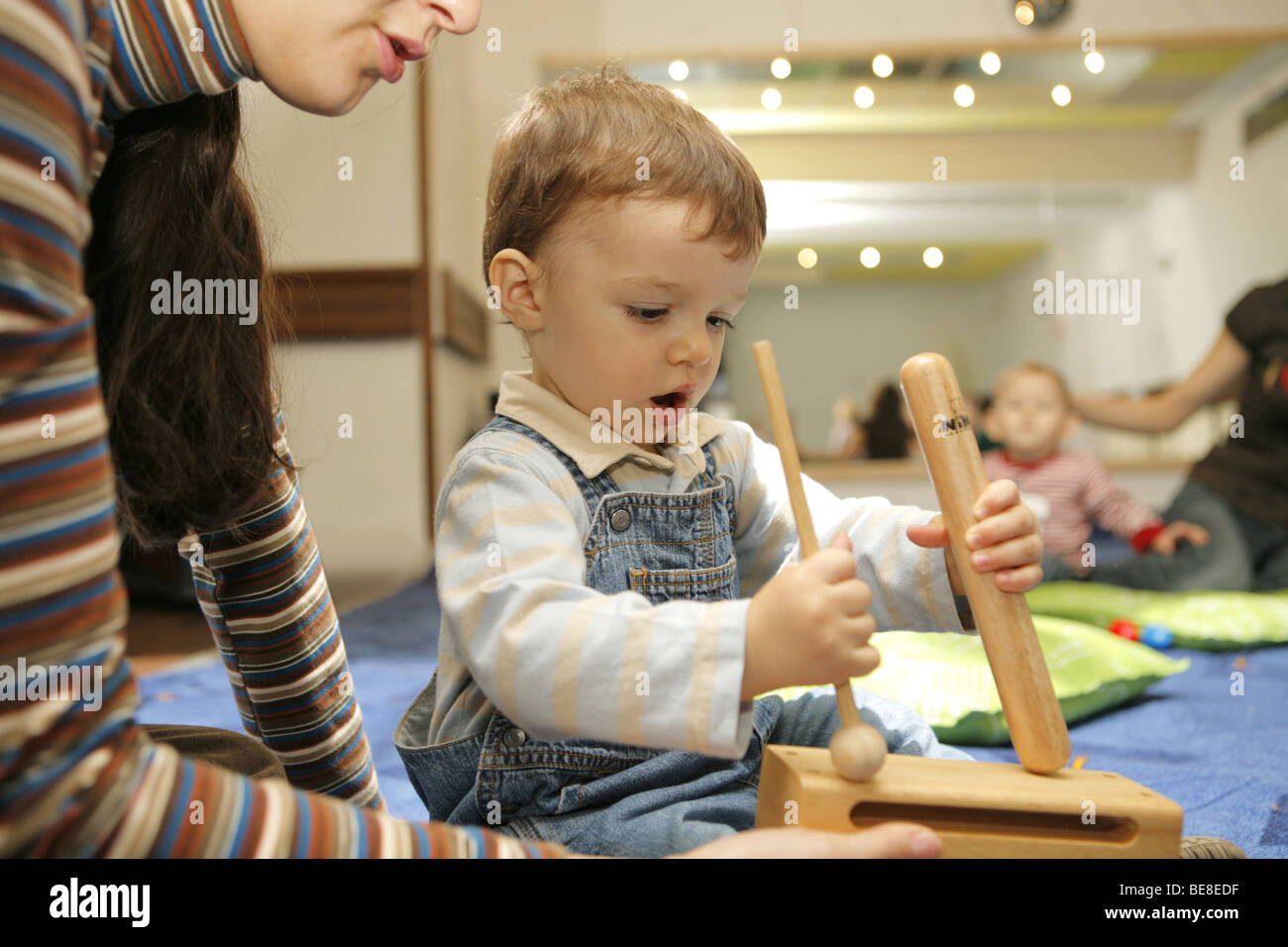 Mütter und Kinder im Baby Center Musizieren. Baby Musik. Stockfoto