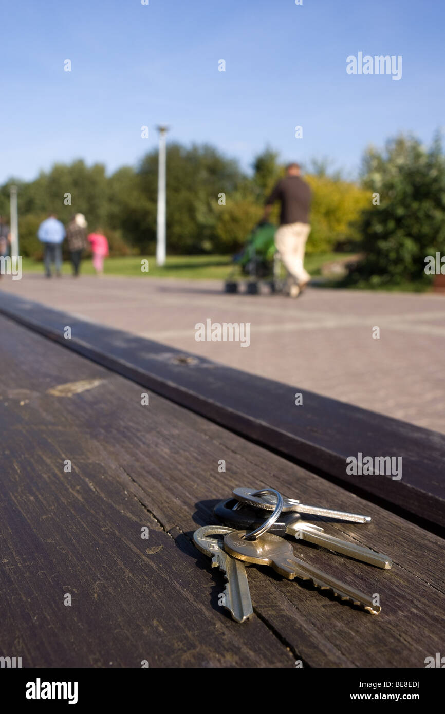 Schlüsselbund auf einer Bank liegend Stockfoto