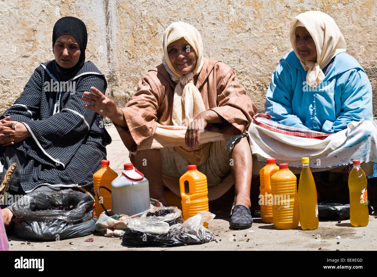 Frauen verkaufen Olivenöl auf dem bunten Markt von Sefrou. Stockfoto