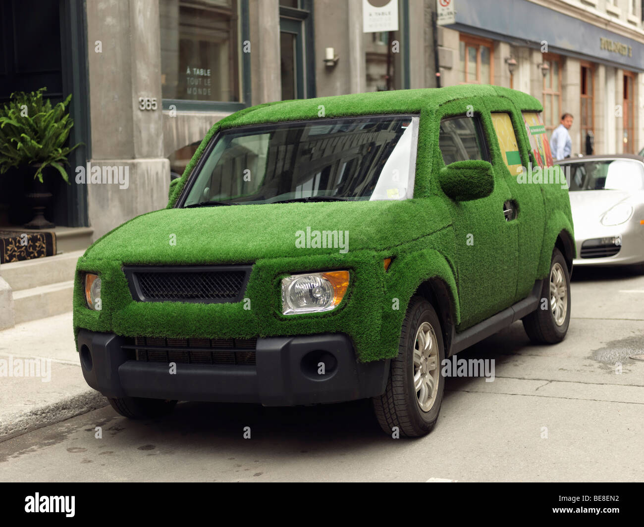 SUV behandelt in Grasgrün Darstellung eines Automobils Enviro-freundlich Stockfoto