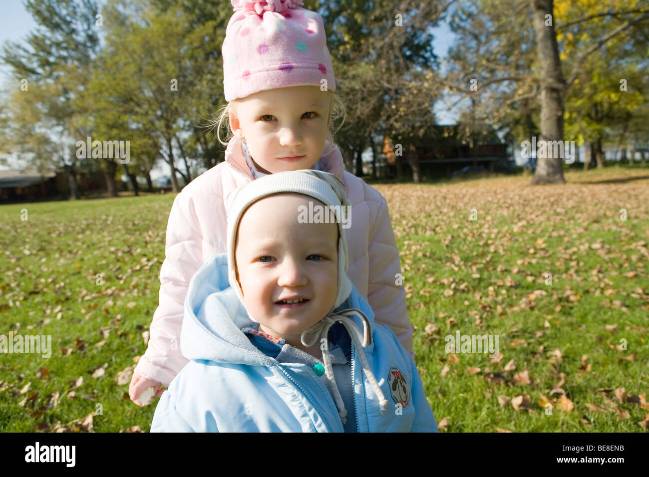 Geschwister-Bruder und Schwester im Herbst im Freien. Stockfoto