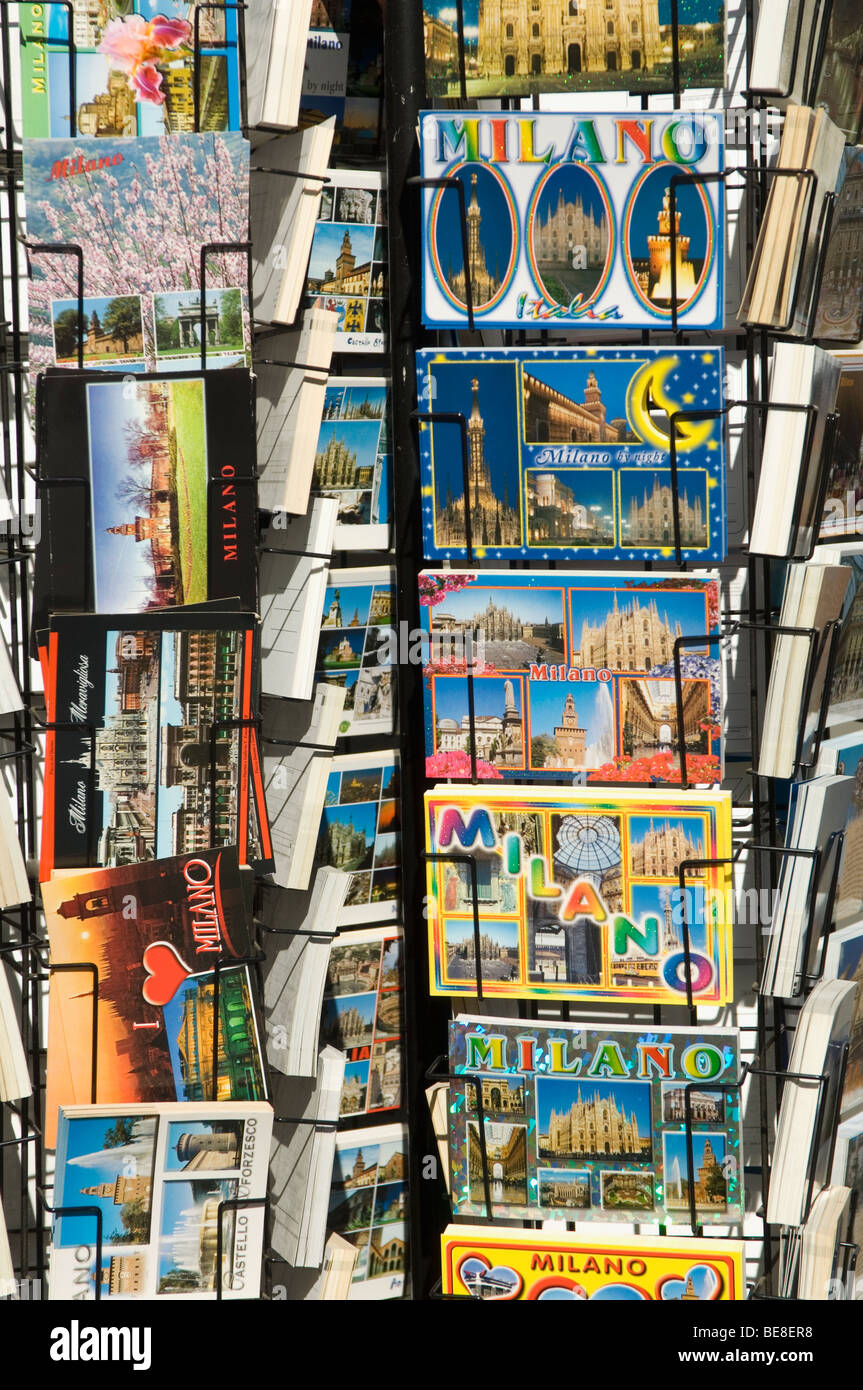 Racks von Postkarten von Mailand Stockfoto
