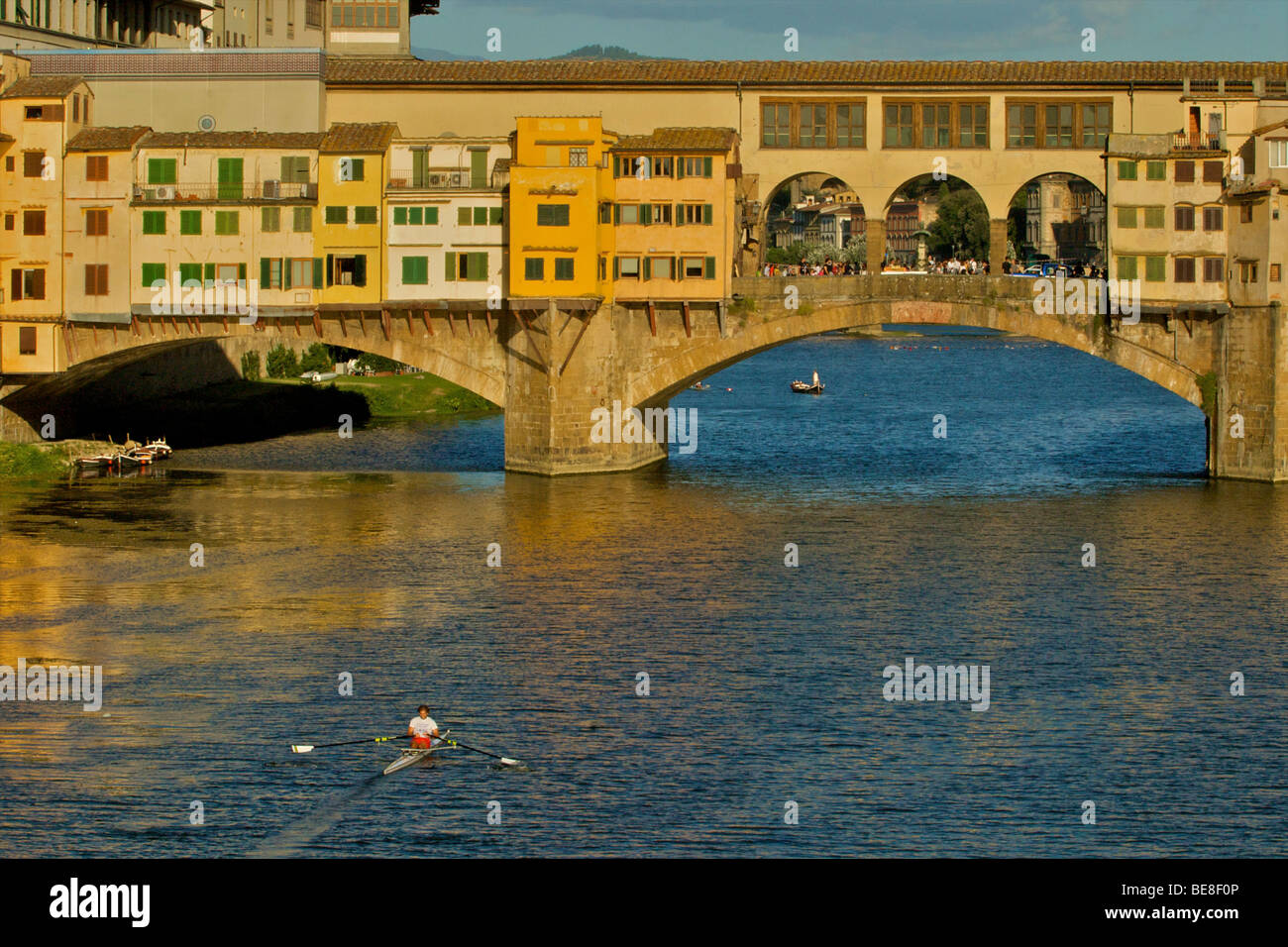 Ein Ruderer auf dem Fluss Arno auf der Ponte Vecchio. Stockfoto