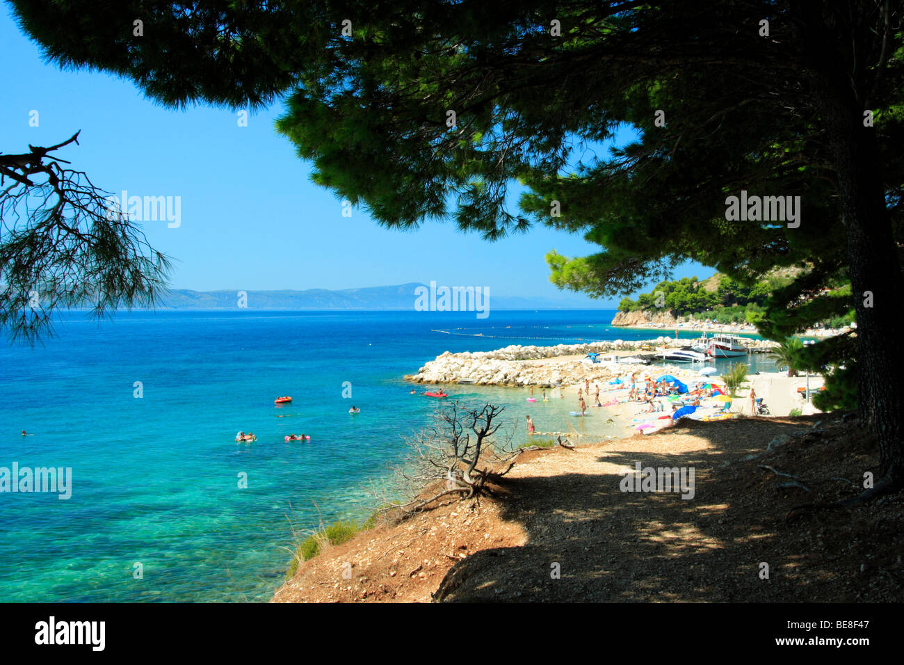 Touristen genießen ihre Zeit an einem Strand in Zivogosce Dorf, Kroatien Stockfoto