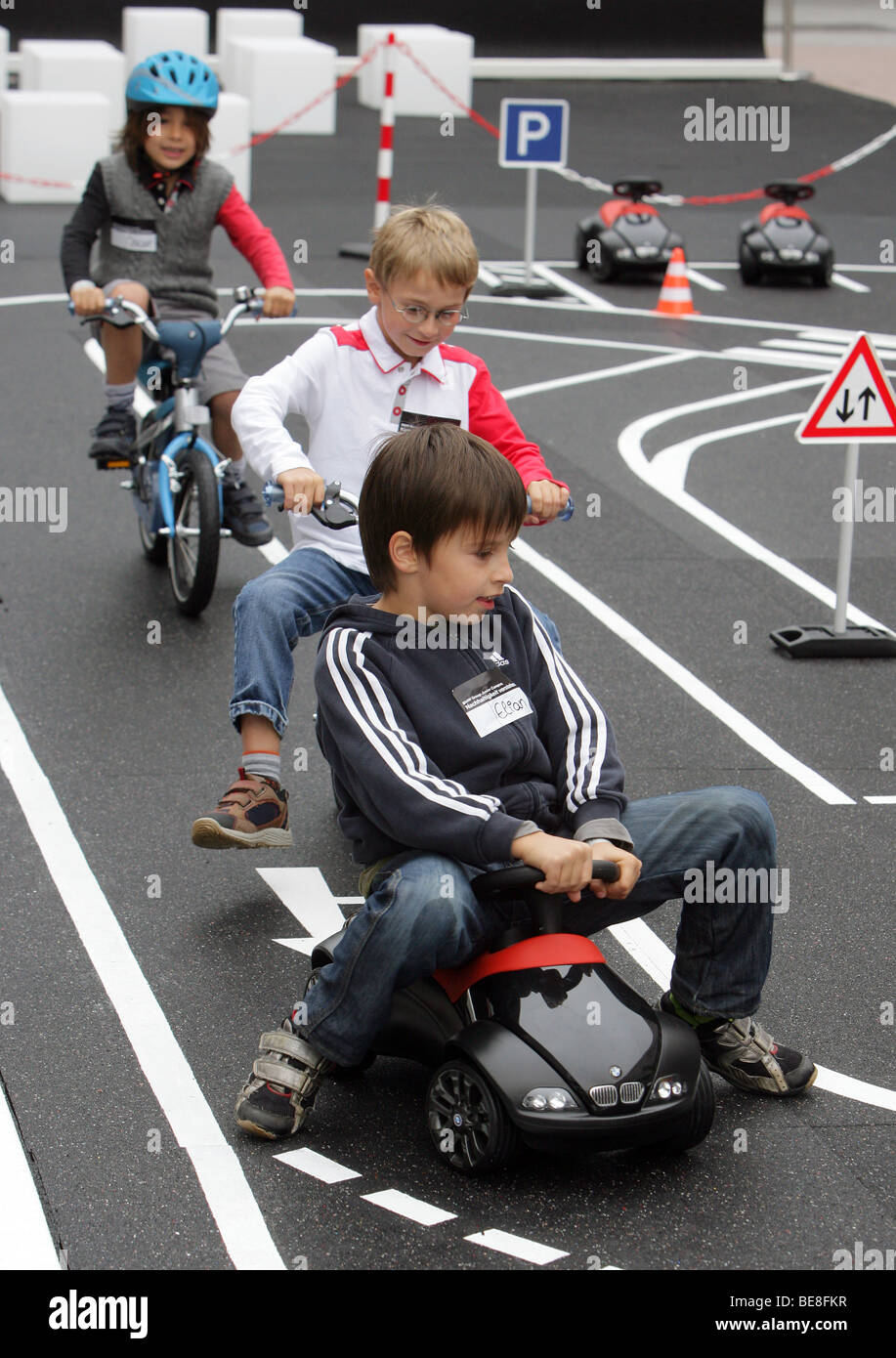 Kinder lernen Verkehrsregeln auf der 63. IAA International Motor Show Frankfurt am Main Stockfoto