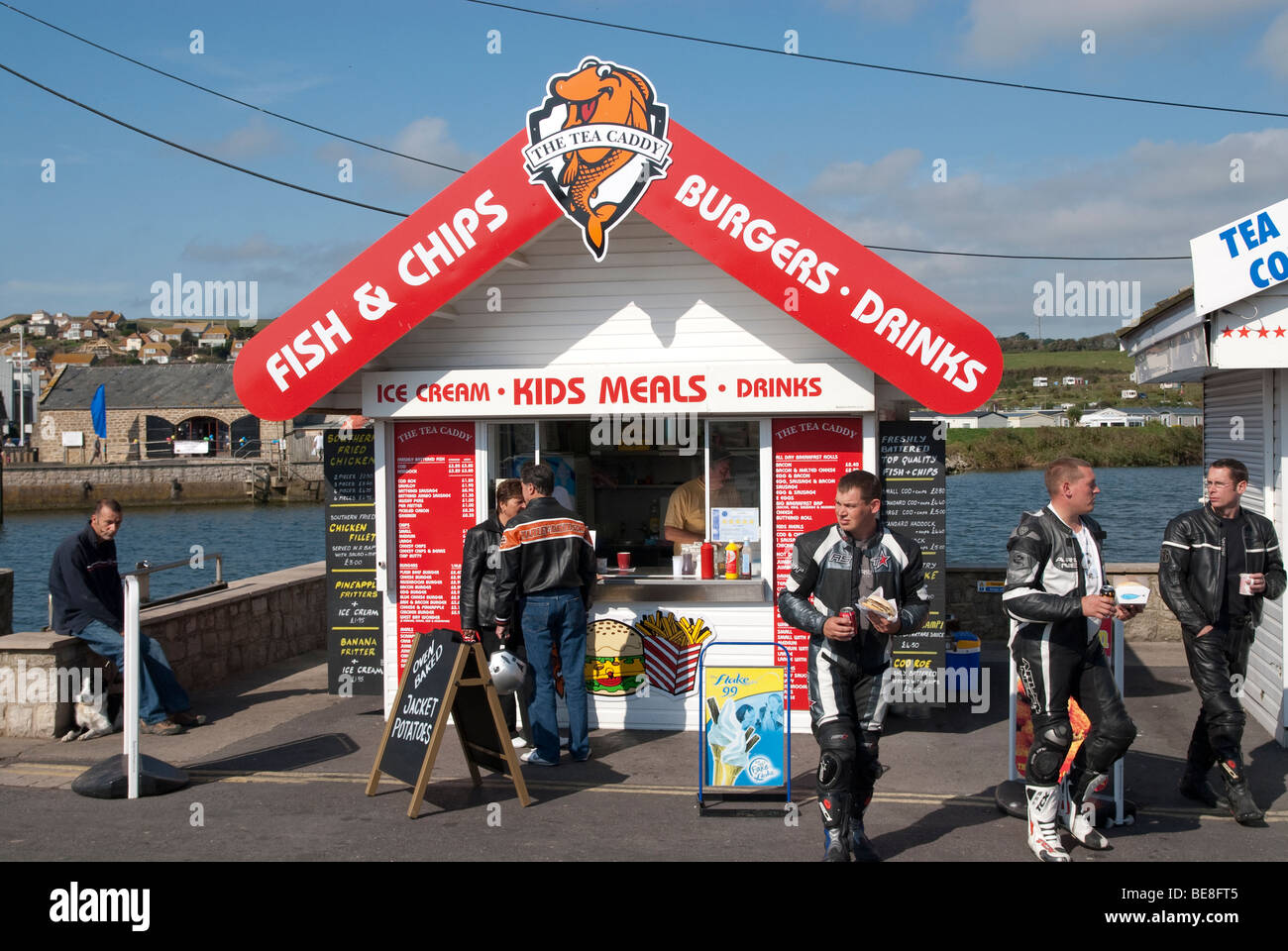 Fish And Chips und Fast-Food-Hütten am Kai in West Bay Dorset Stockfoto