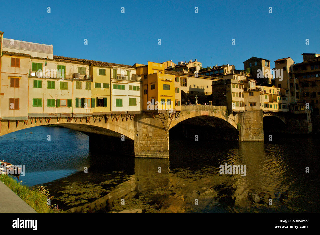 Die Ponte Vecchio überquert den Fluss Arno. Stockfoto