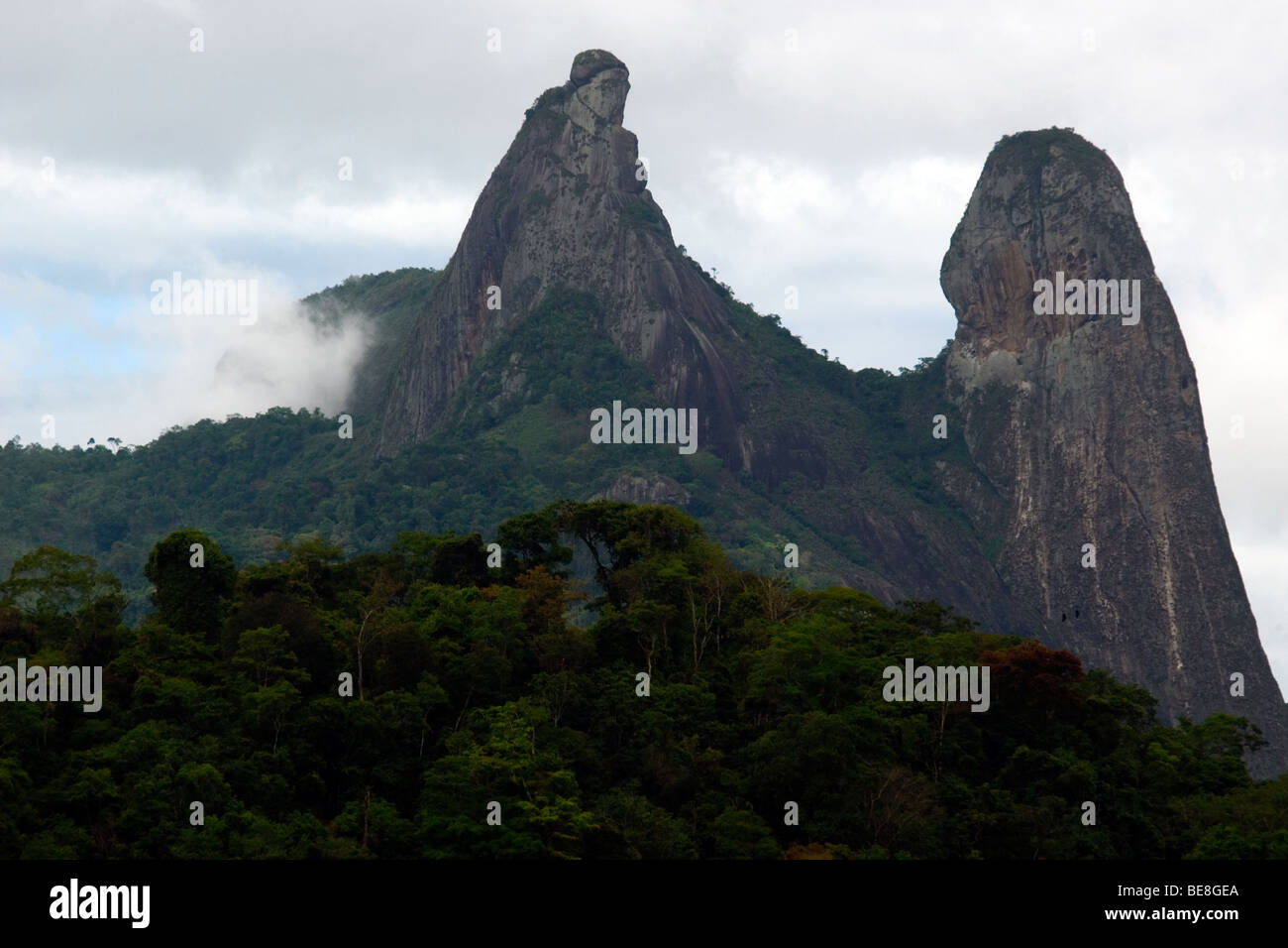 "Der Priester und die Nonne", berühmten Felsformation am Staat Espirito Santo, Brasilien Stockfoto