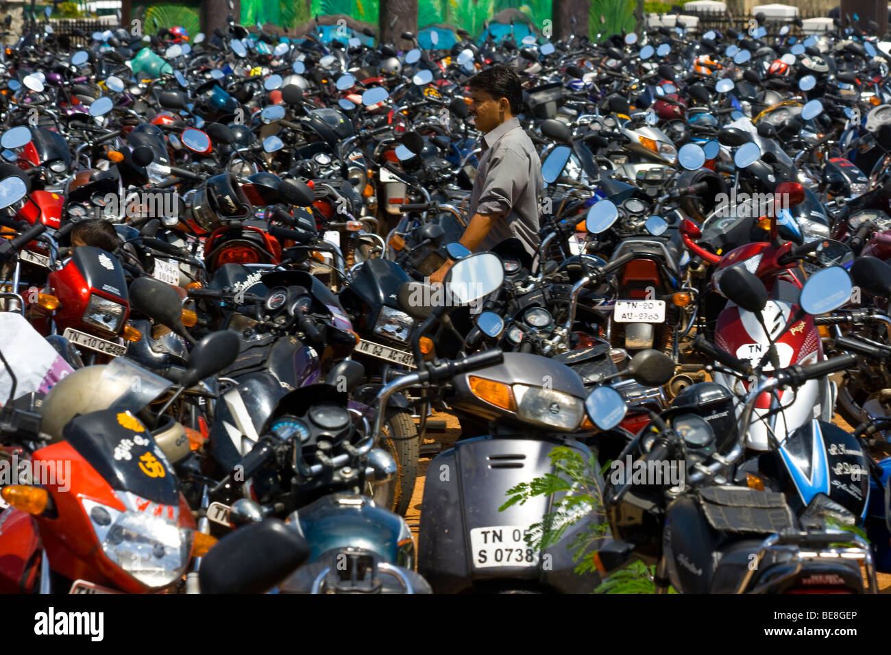 Drängten sich Motorrad-Parkplatz in Chennai in Tamil Nadu, Indien Stockfoto