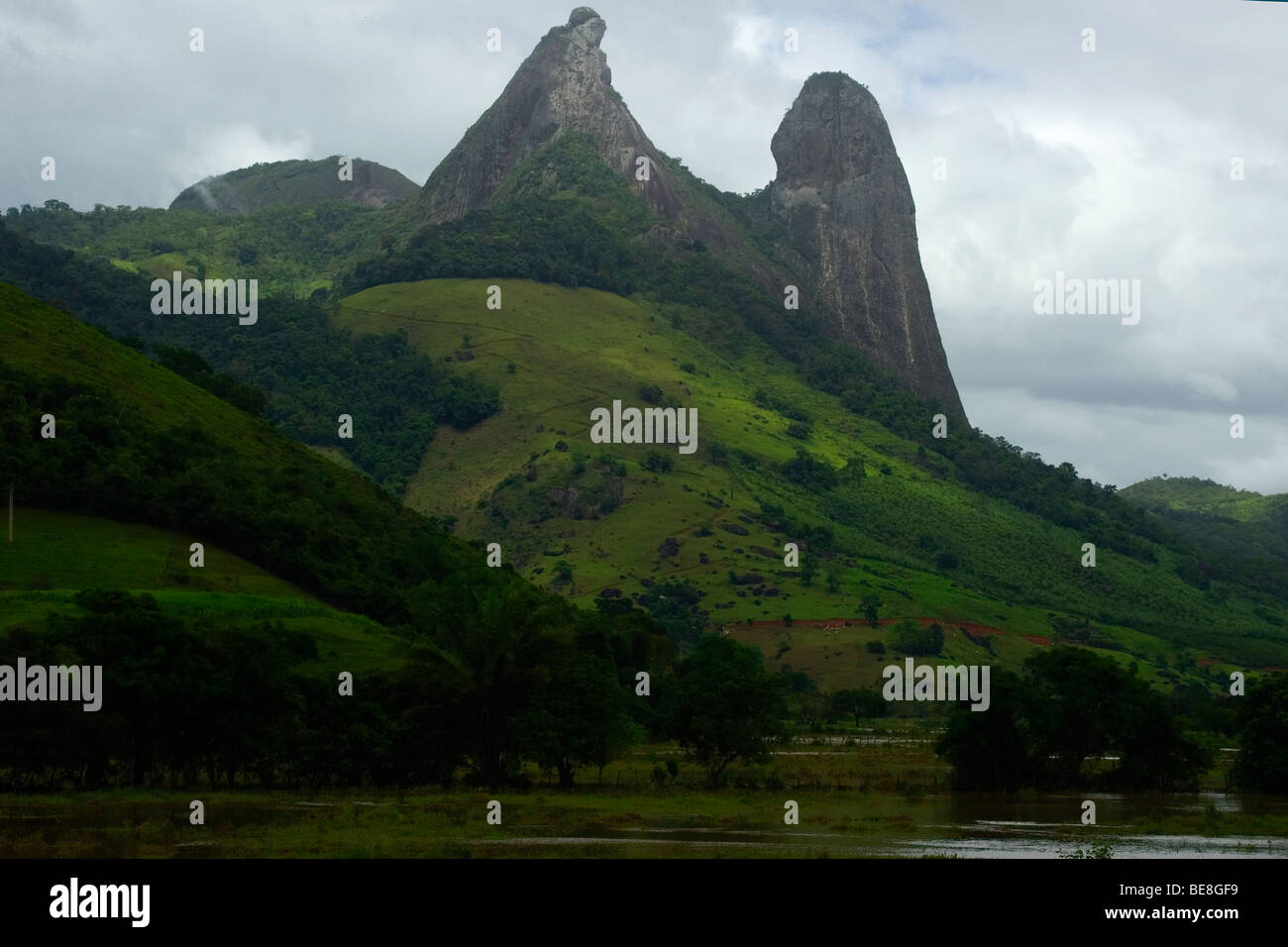 "Der Priester und die Nonne", berühmten Felsformation am Staat Espirito Santo, Brasilien Stockfoto