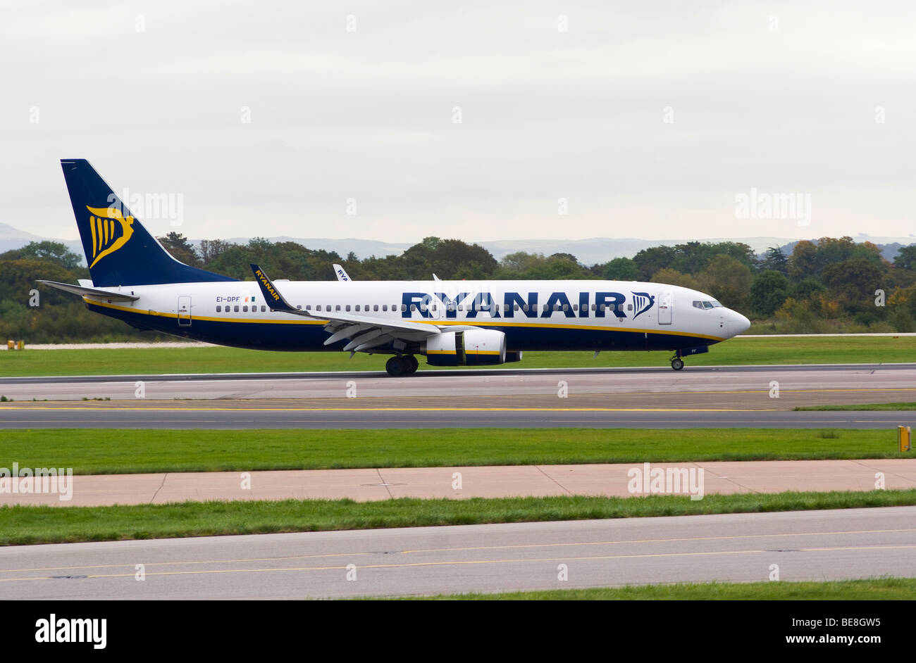 Ryanair Boeing 737-8AS Airliner EI-DPF landet auf dem Flughafen Manchester Ringway England Vereinigtes Königreich UK Stockfoto