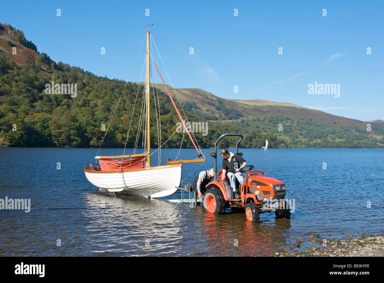 Zwei Männer setzen Segelboot auf Anhänger, Ullswater, Nationalpark Lake District, Cumbria, England UK Stockfoto