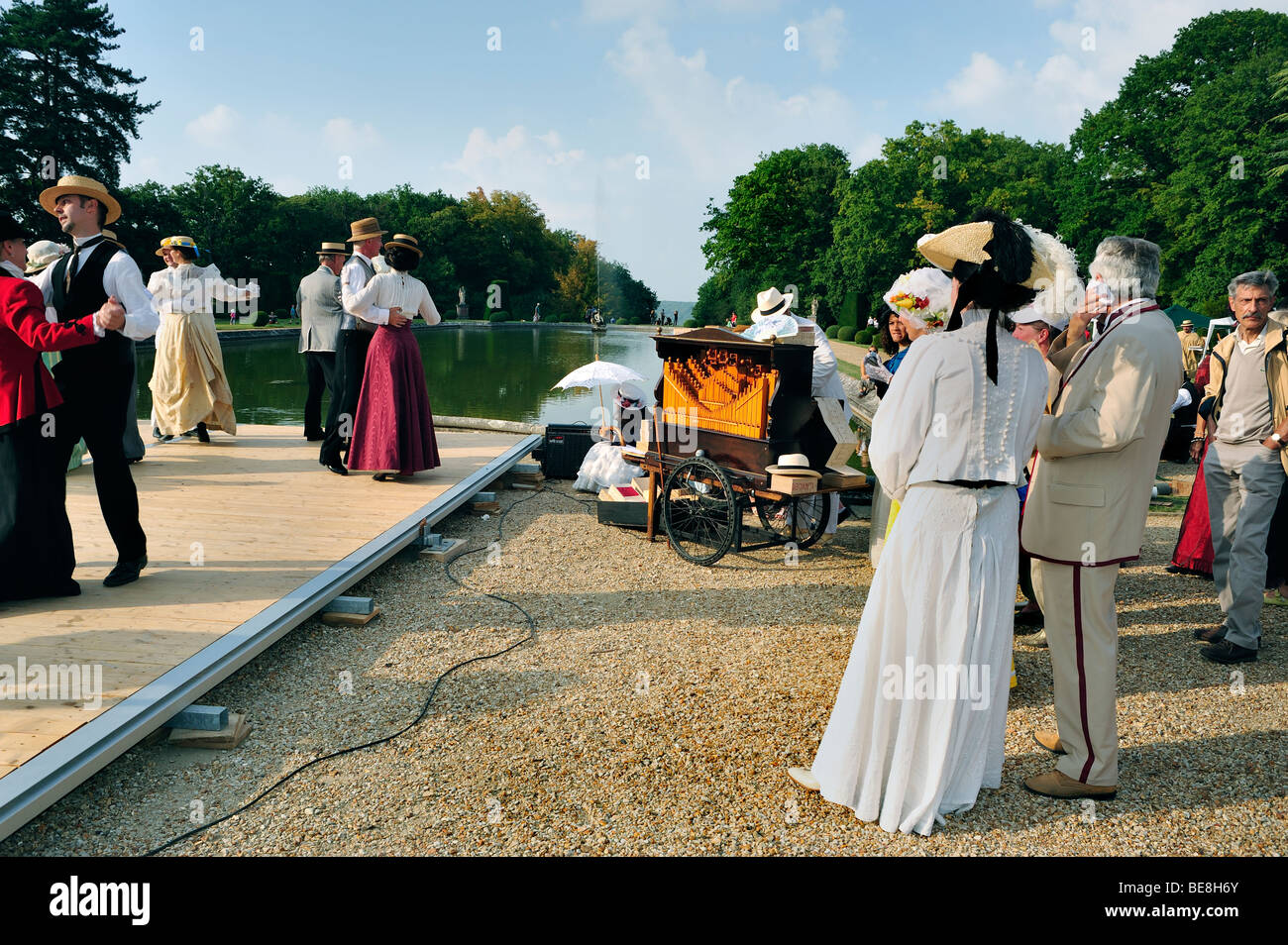 Paris, Frankreich - 'Chateau de Breteuil' Französische Menschen in historischen Kostümen, Fancy Dress, bei Outside Ball, Gruppe von Senioren, die im Freien tanzen Stockfoto