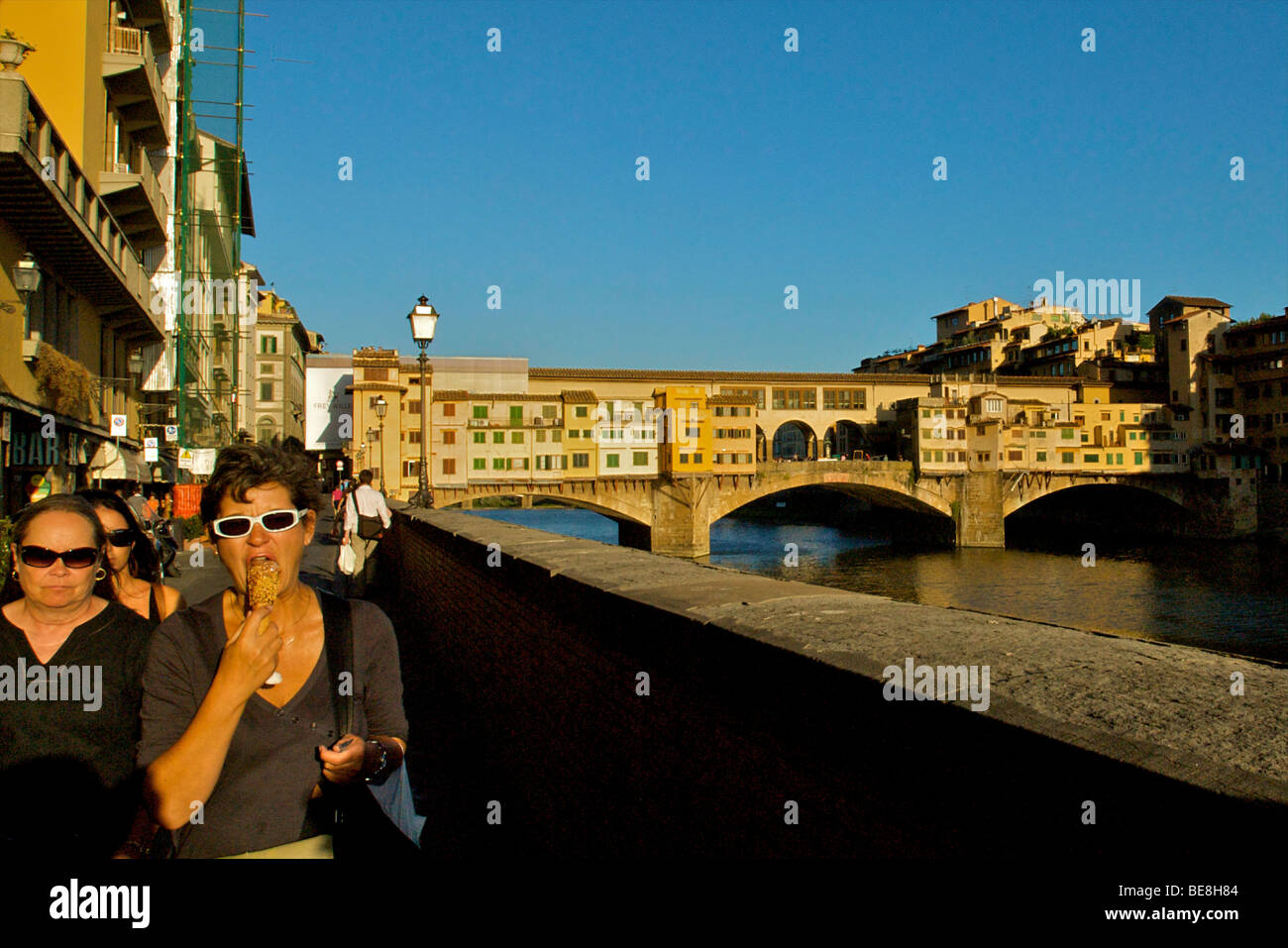 Die Ponte Vecchio überquert den Fluss Arno. Stockfoto
