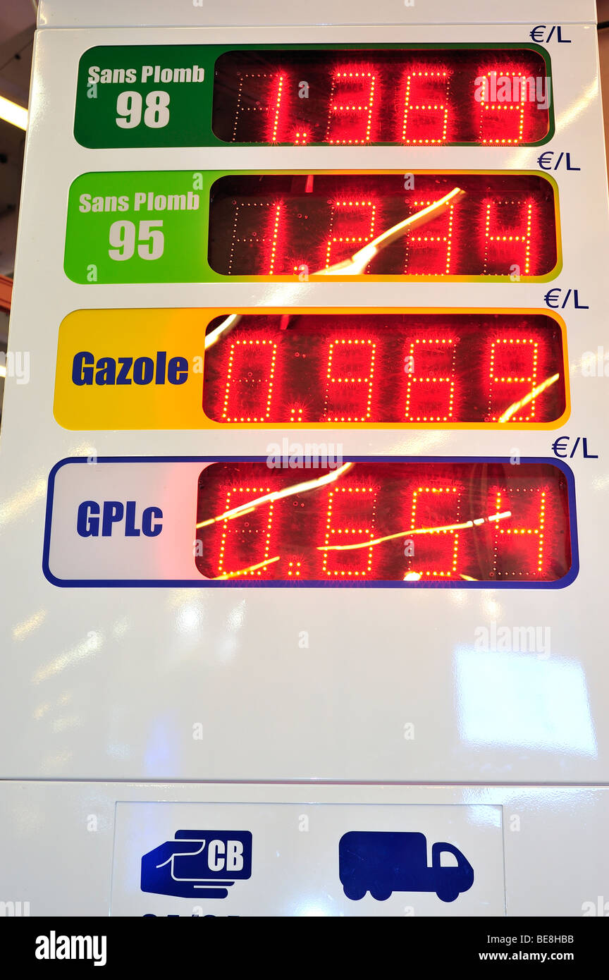 Tankstelle, Tankstelle, LED-Preisschild in Französisch, Stationsdienst frankreich Stockfoto