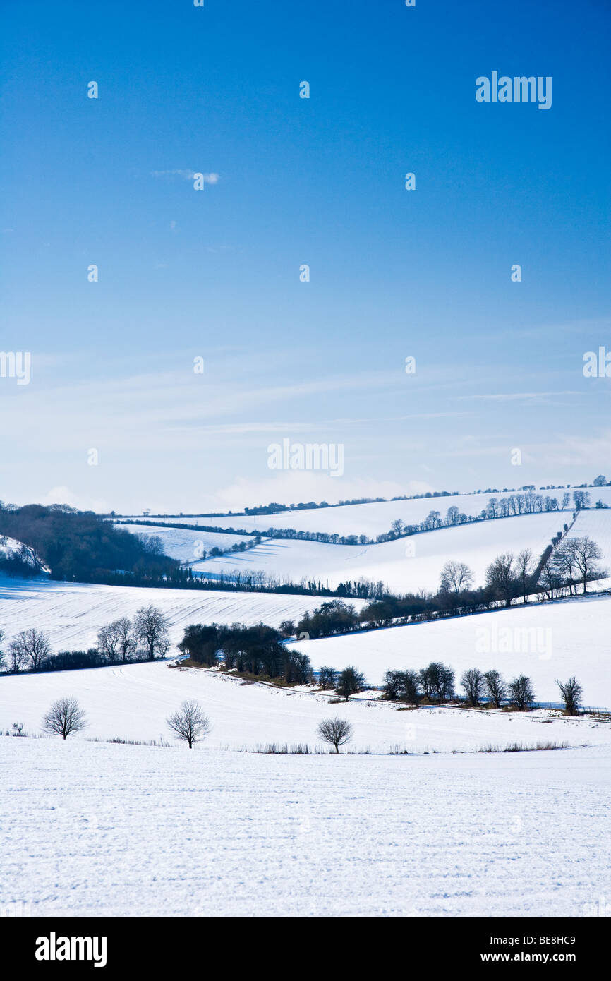 Ein sonnig, Schnee, Winter Landschaftsansicht oder Szene in der Nähe von Aldbourne, Wiltshire, England, UK Stockfoto