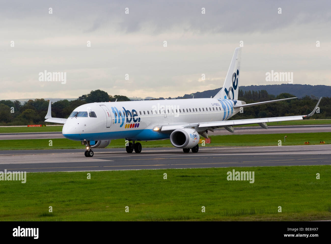 Flybe Embraer 195LR (ERJ 190-200LR) Verkehrsflugzeug des Rollens bei der Ankunft am Flughafen Manchester Ringway England Großbritannien Stockfoto
