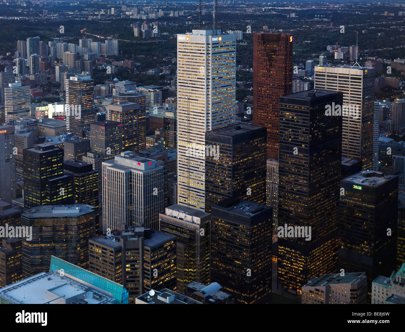 Downtown Türme der Stadt Toronto in der Abenddämmerung Stockfoto