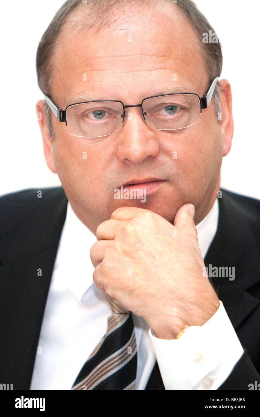 Gerald Meder, stellvertretender Vorstandsvorsitzender der Rhön-Klinikum AG für die Zusammenarbeit der Krankenhäuser und Kliniken, während die jährliche Press conference- Stockfoto