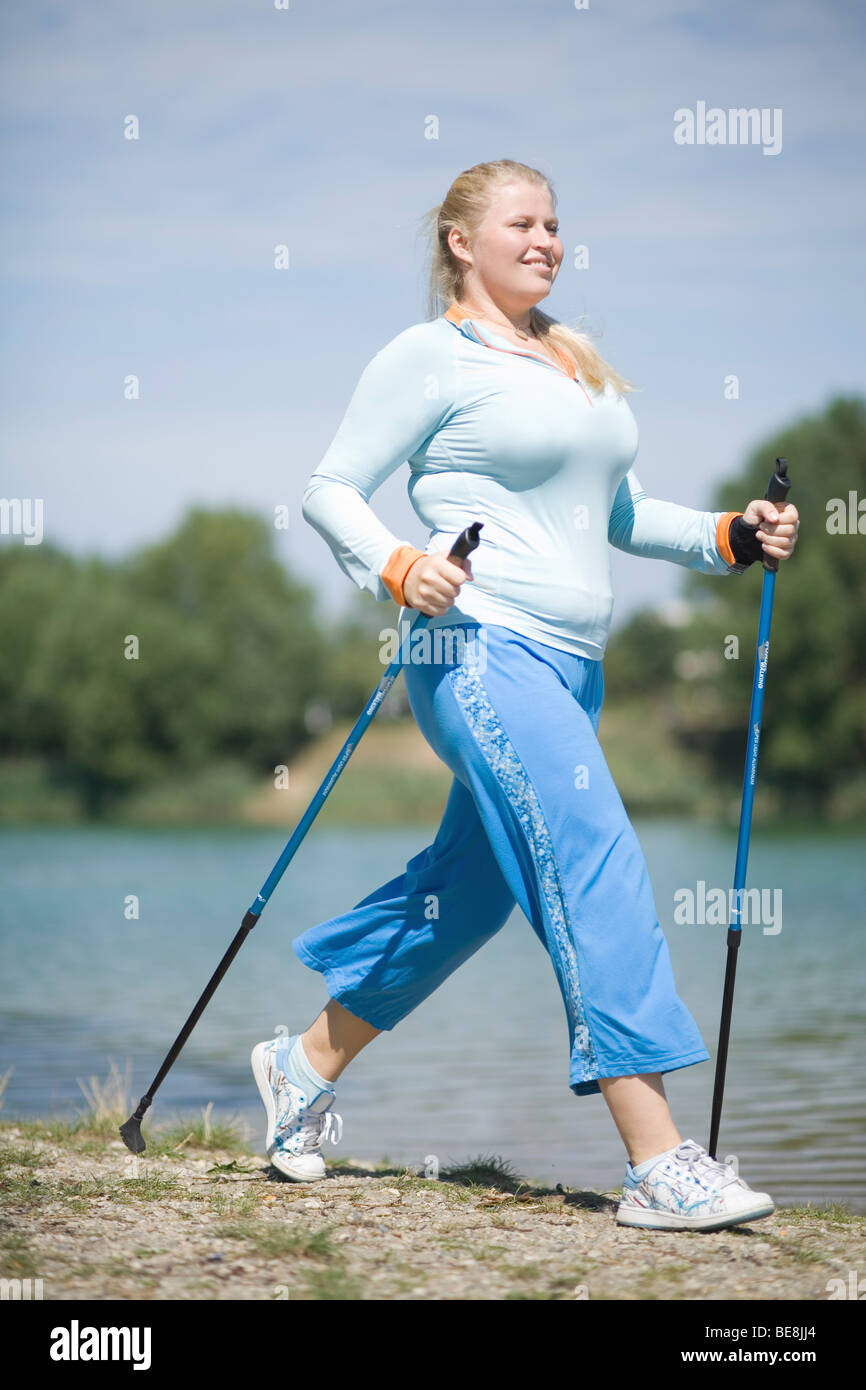 Junge fette Frau, Sport, nordic-walking zu tun. Stockfoto
