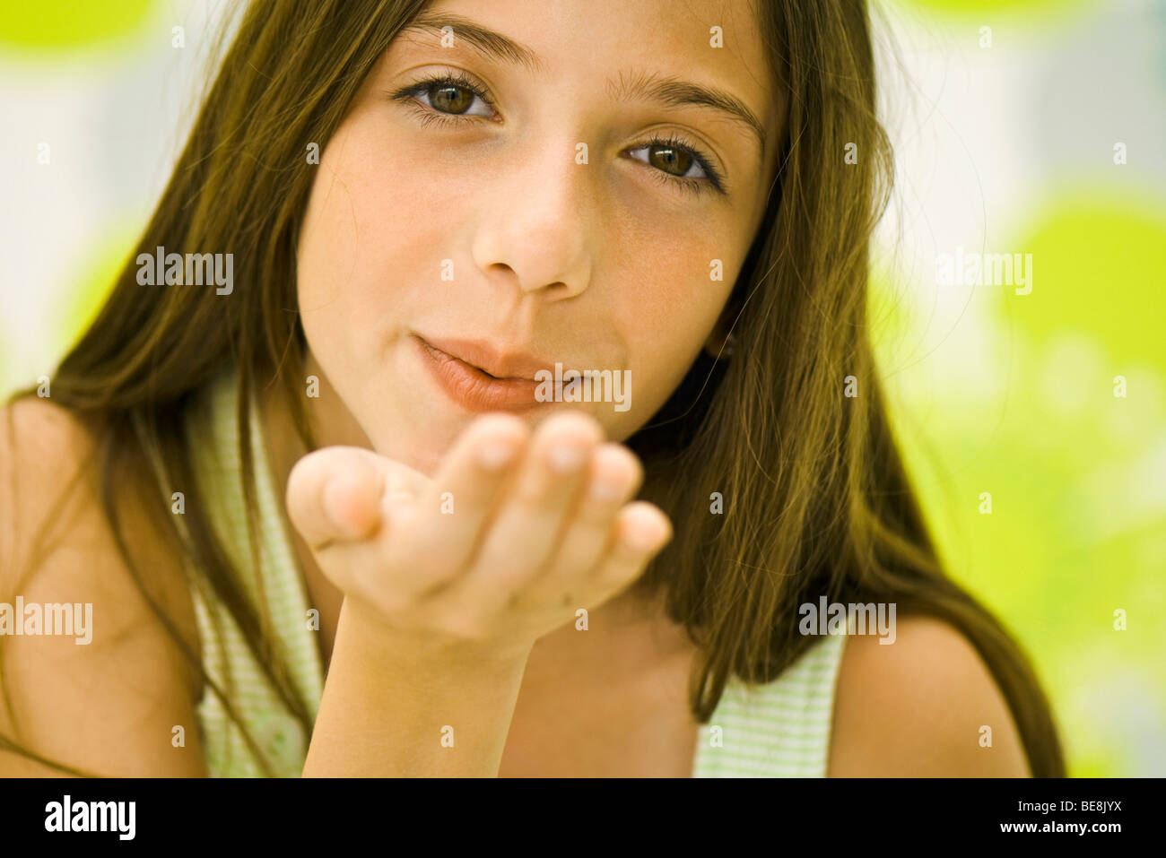 Mädchen bläst Kuss Stockfoto