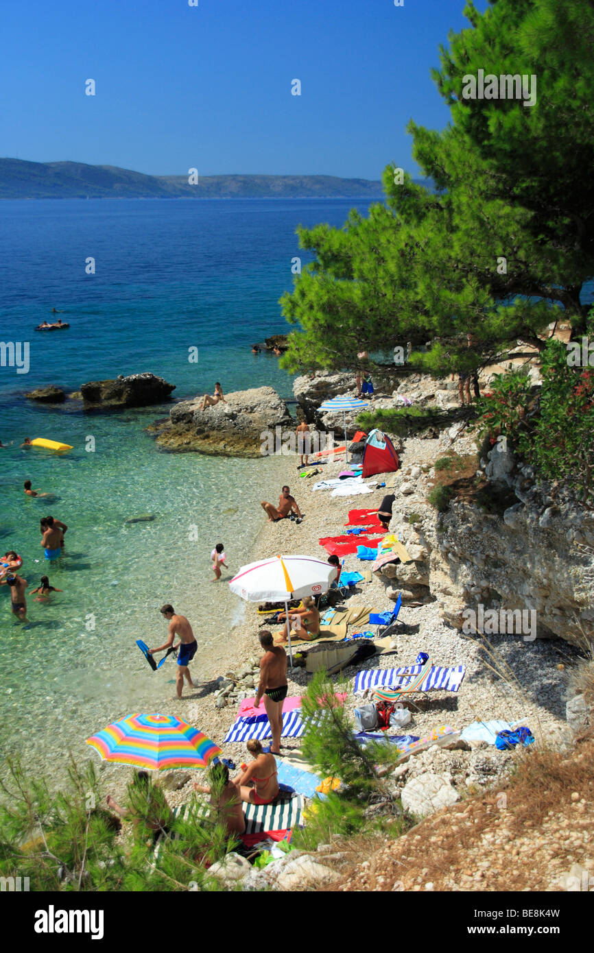 Touristen genießen ihre Zeit an einem Strand in Zivogosce Dorf, Kroatien Stockfoto