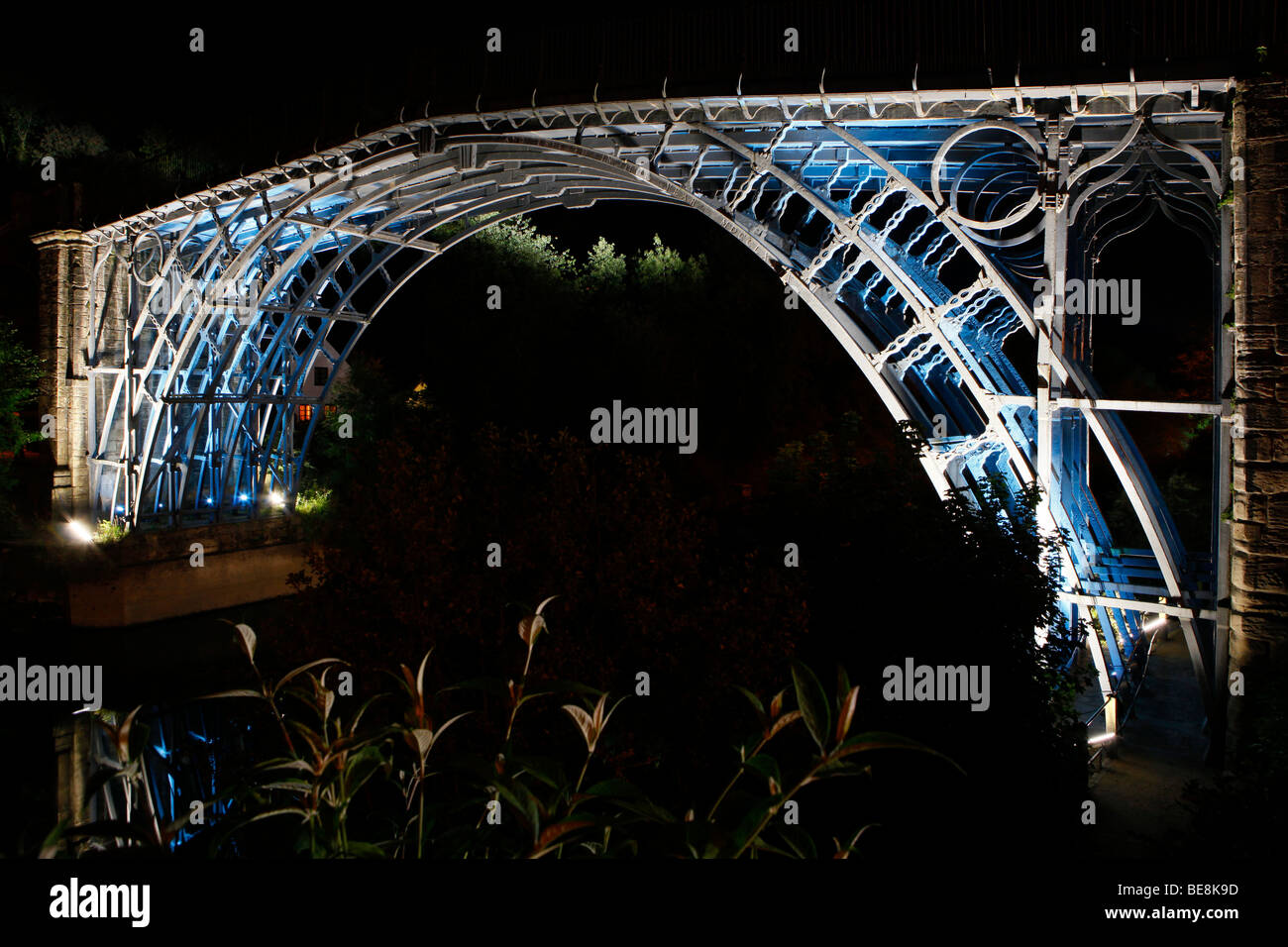 Die eiserne Brücke beleuchtete in Ironbridge, Telford, Shropshire. Stockfoto