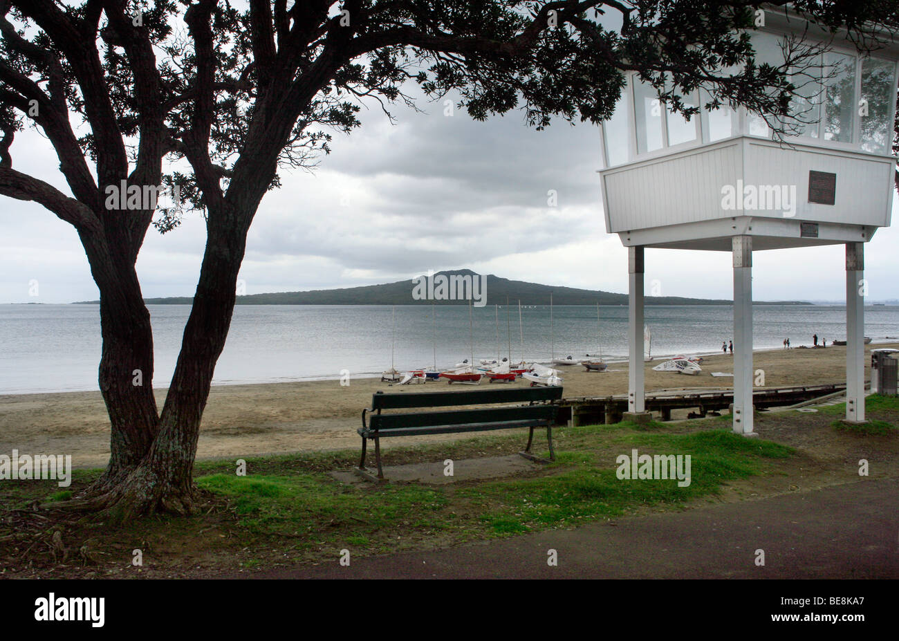 Schmale Hals Strand, Devonport, Blick nach Osten in Richtung Rangitoto Island, Auckland, Neuseeland Stockfoto