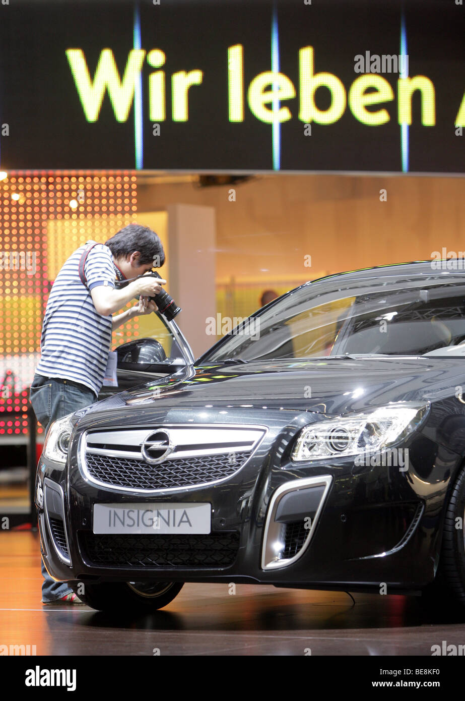Besucher, die Aufnahmen des neuen Opel Insignia bei der 63. IAA Motorshow in Frankfurt/Main Stockfoto