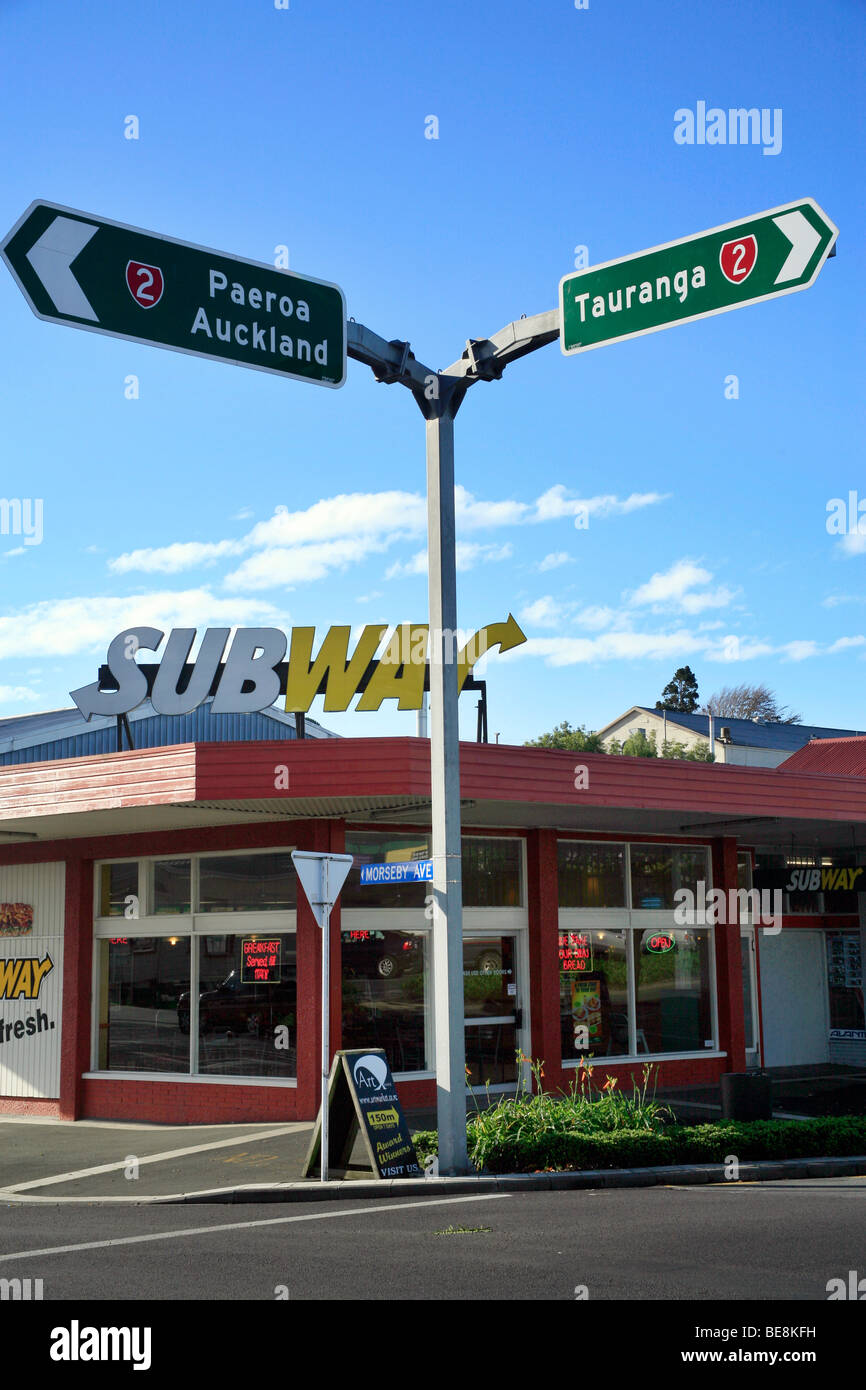 Kreuzung in Waihi auf dem State Highway 2, North Island, Neuseeland. Waihi ist der Ort der Martha Goldmine. Stockfoto