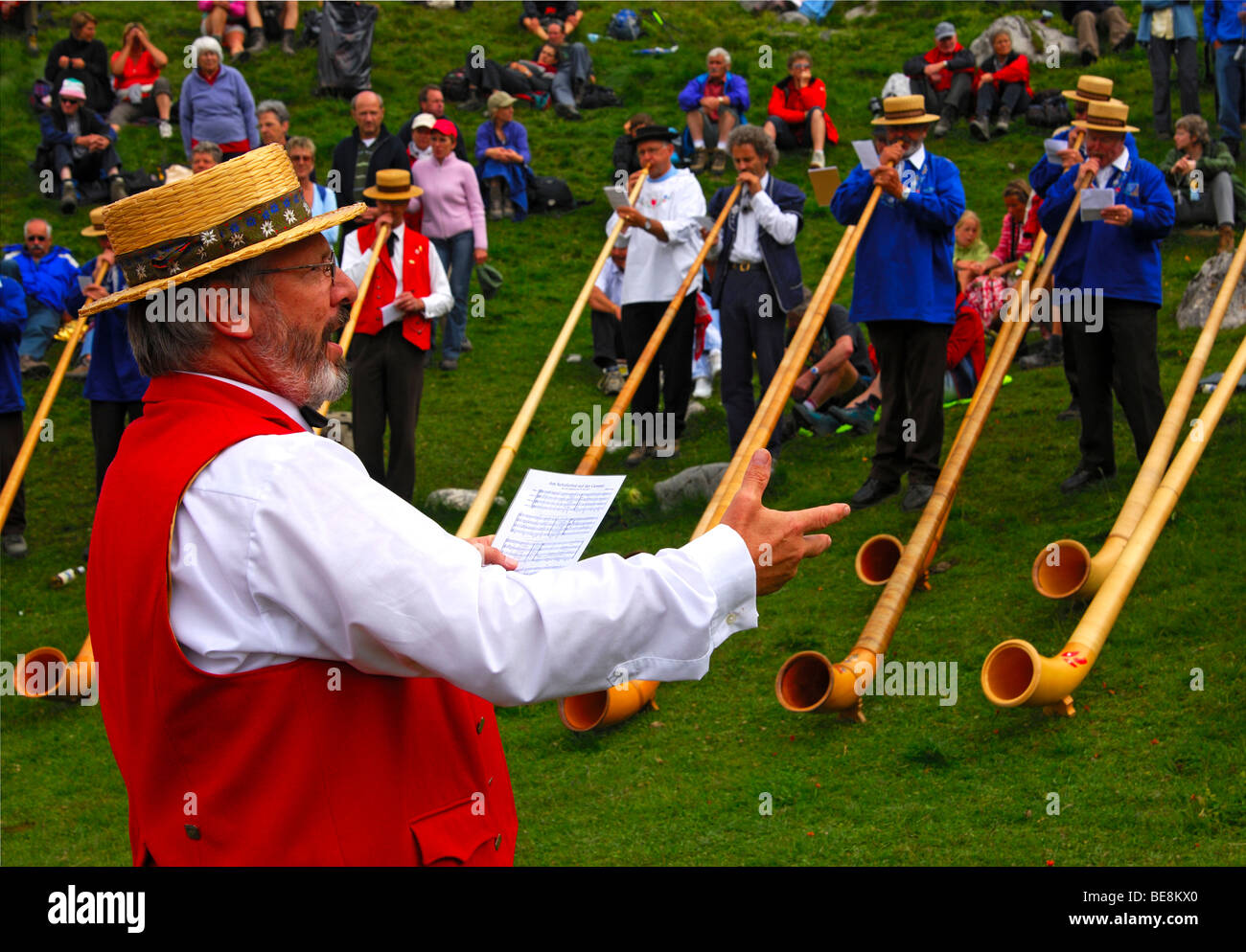 Leiter einer Gruppe von Alphorn Gebläse auf dem Schäferfest auf der Gemmi Leukerbad Loèche-Les-Bains, Wallis, Schweiz, Eu Stockfoto