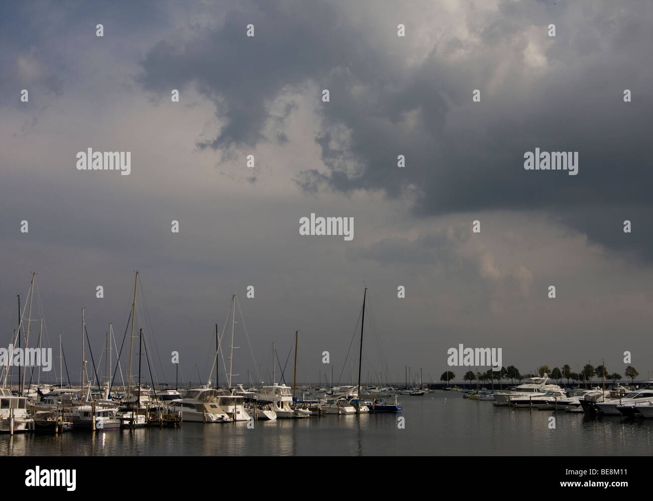 Einem drohenden Sturm nähert sich der Hafen in Milwaukee, Wisconsin, USA. Stockfoto