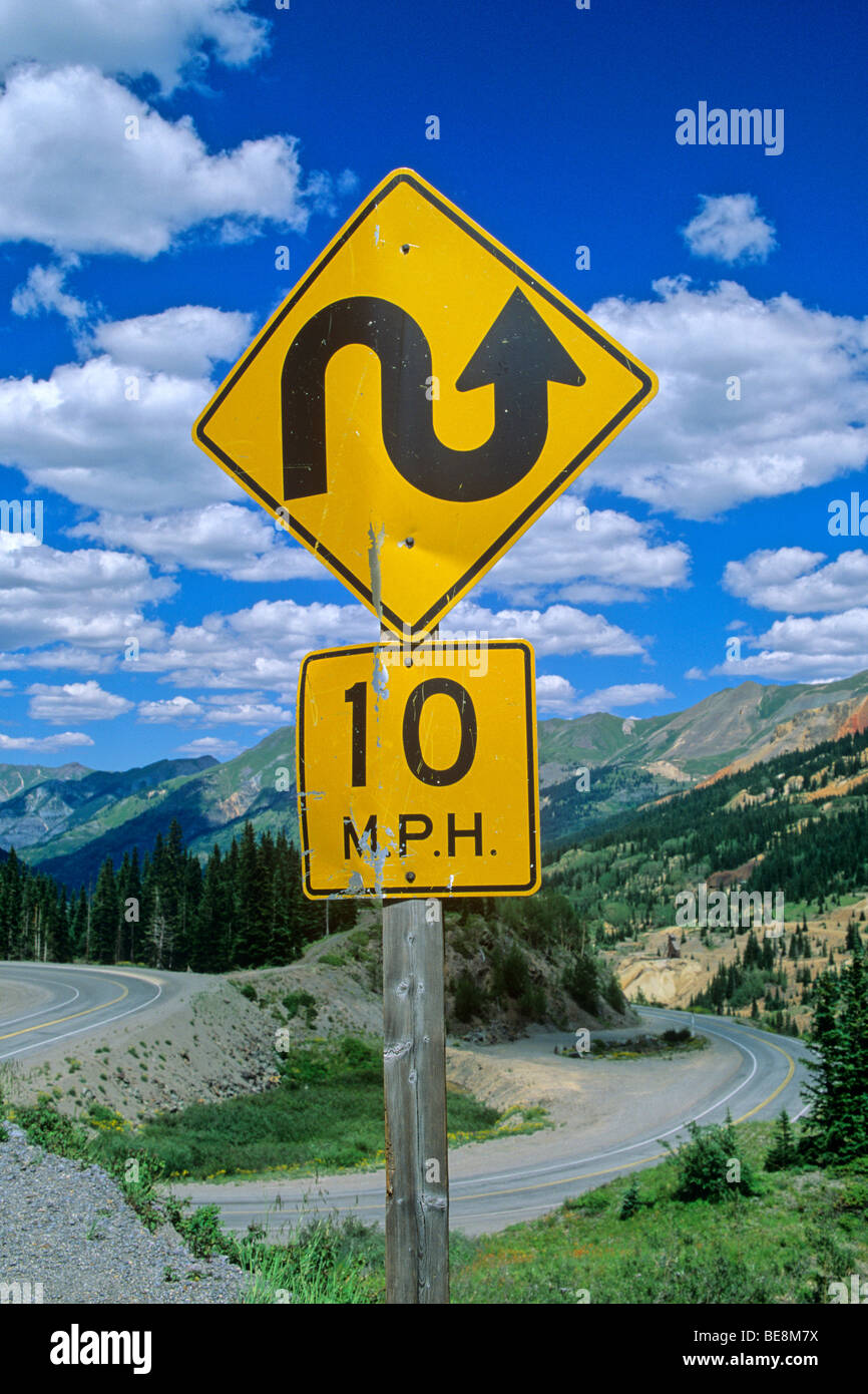 Kurve Zeichen auf Highway 550, Million Dollar Highway am Red Mountain Pass, San Juan Skyway außerhalb Ouray, Colorado USA Stockfoto