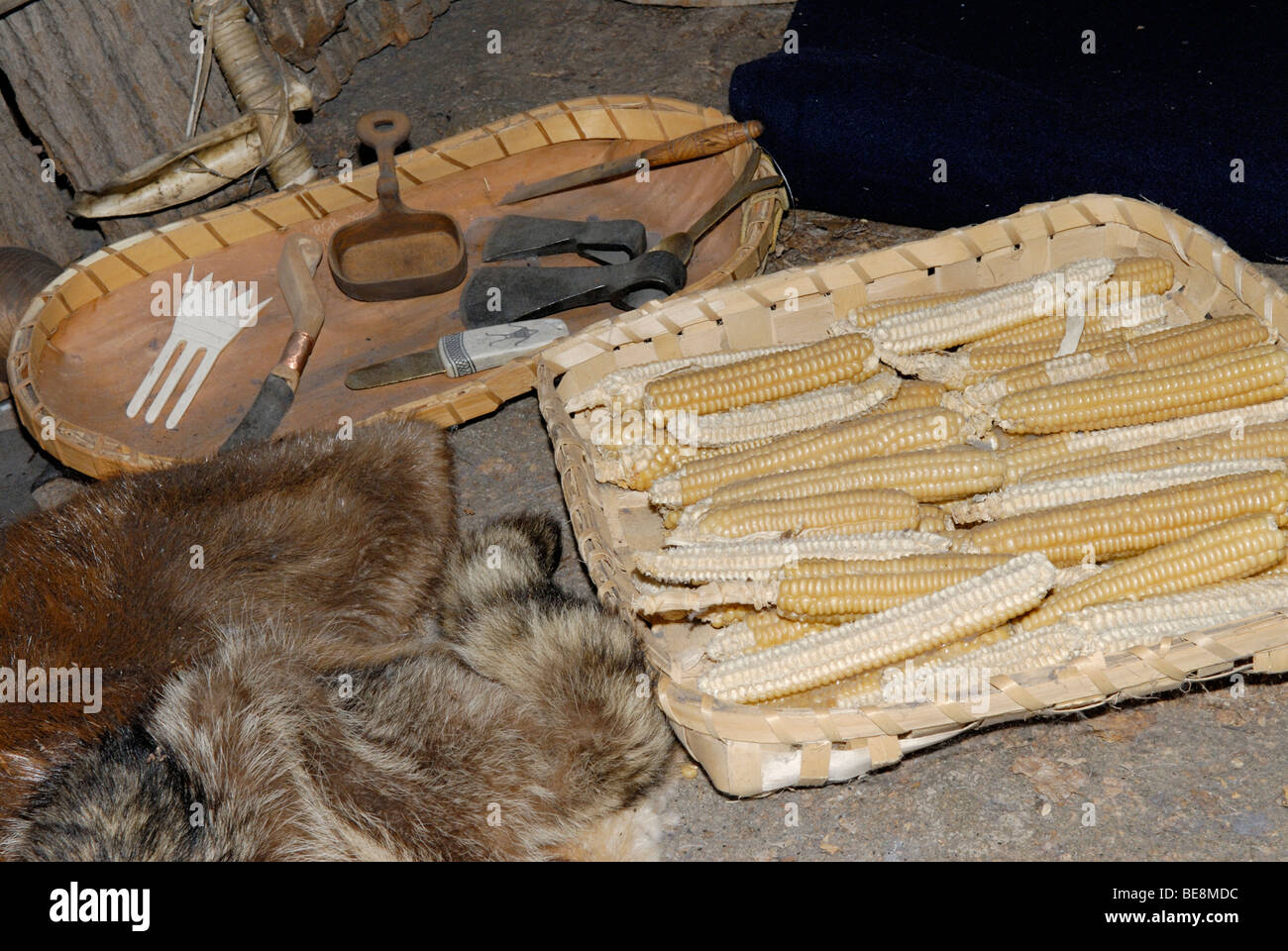 Anzeige der indianischen Werkzeuge, Skins und Mais Stockfoto