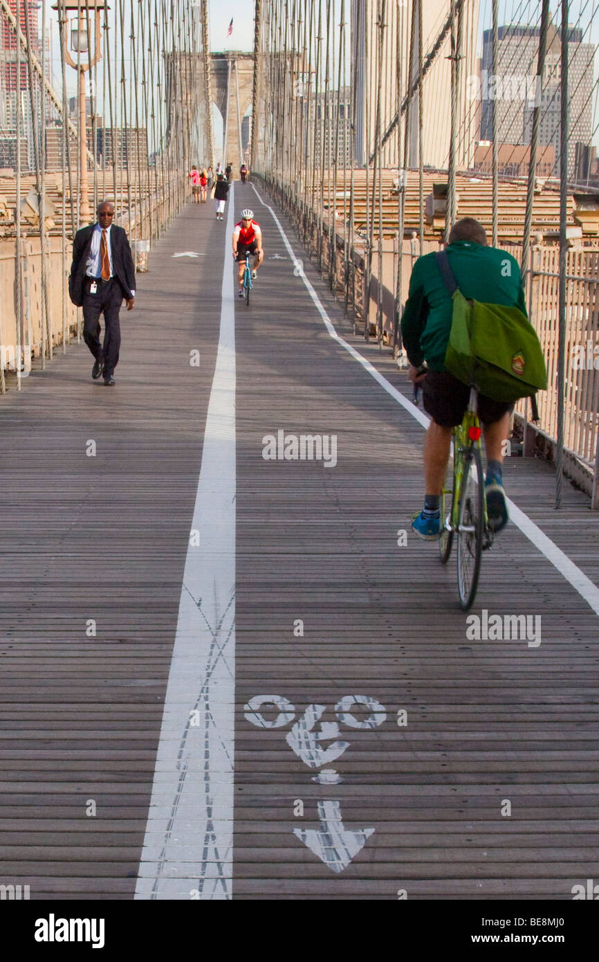 Fahrrad und zu Fuß Lane auf der Brooklyn Bridge in New York City Stockfoto