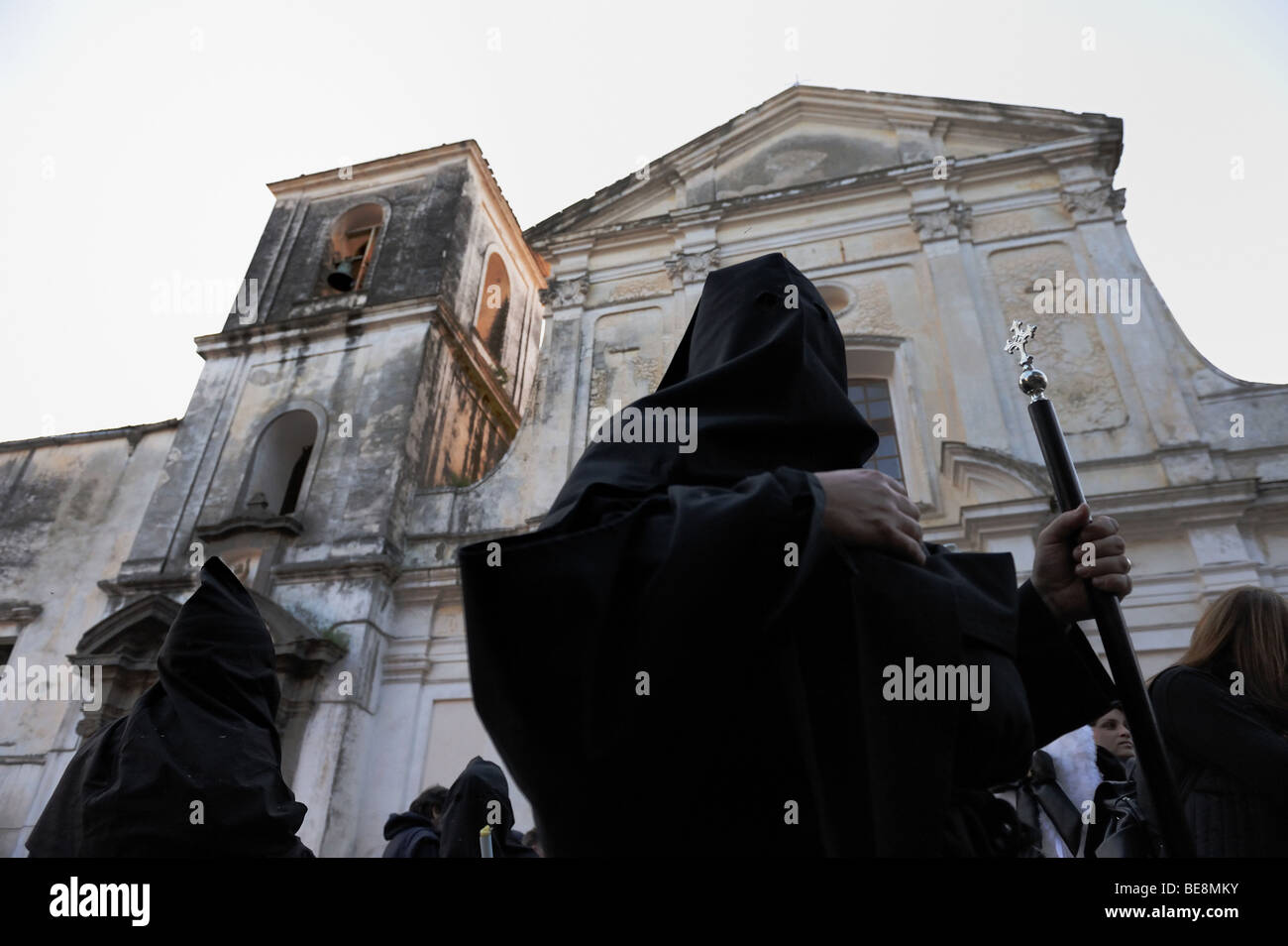Die Leute von Sessa Aurunca, Kampanien, Süditalien, marschieren durch die Straßen während des Osterwochenendes 2009. Stockfoto