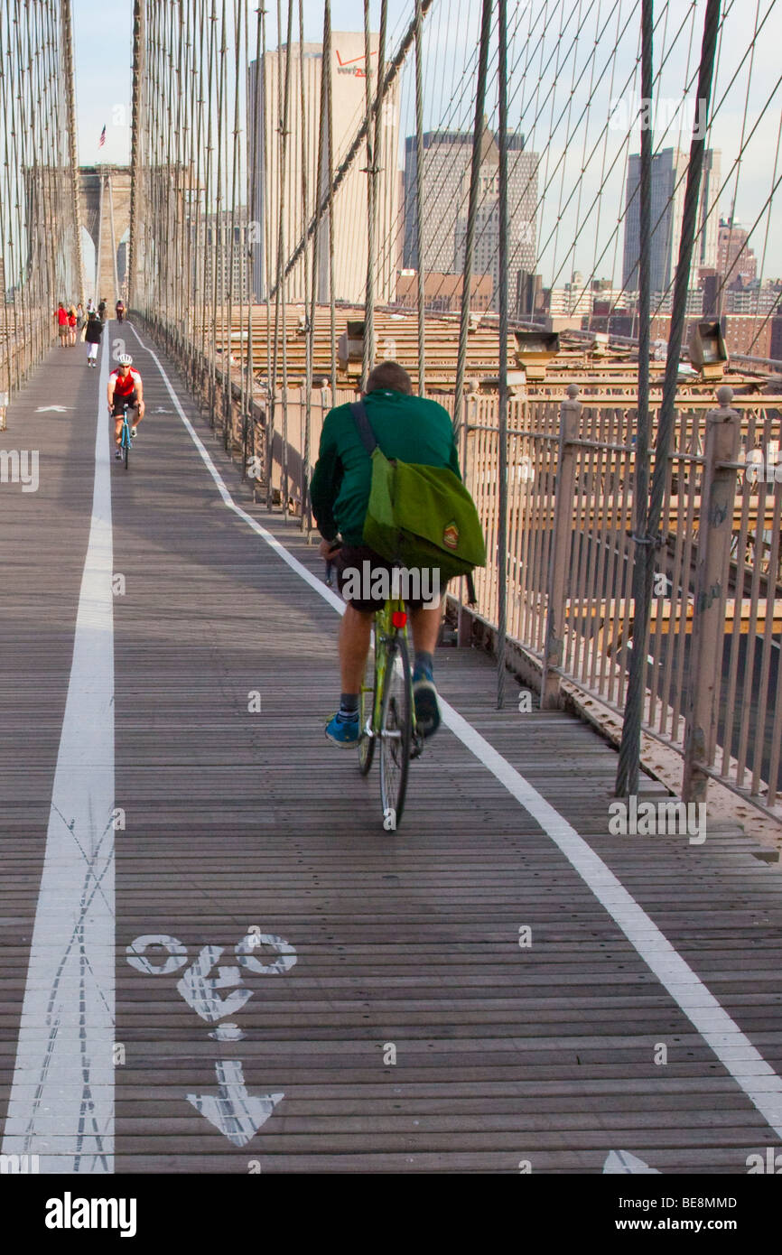 Radweg auf der Brooklyn Bridge in New York City Stockfoto
